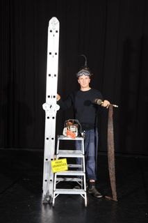 Person, die mehrere Gegenstände in der Hand hält