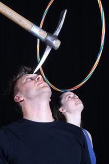 Personen, die Gegenstände auf der Stirn balancieren