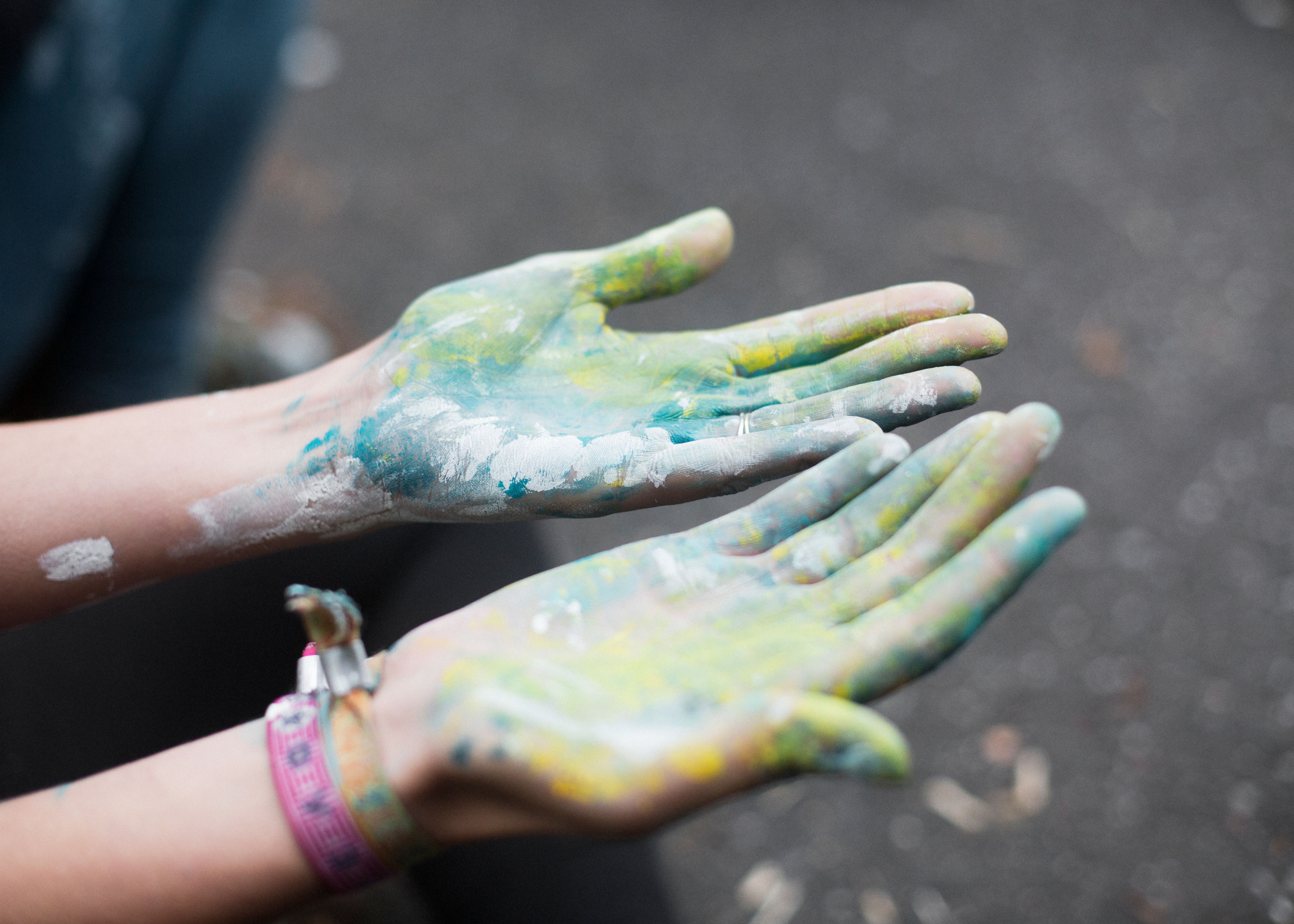 Hände voller Farbe