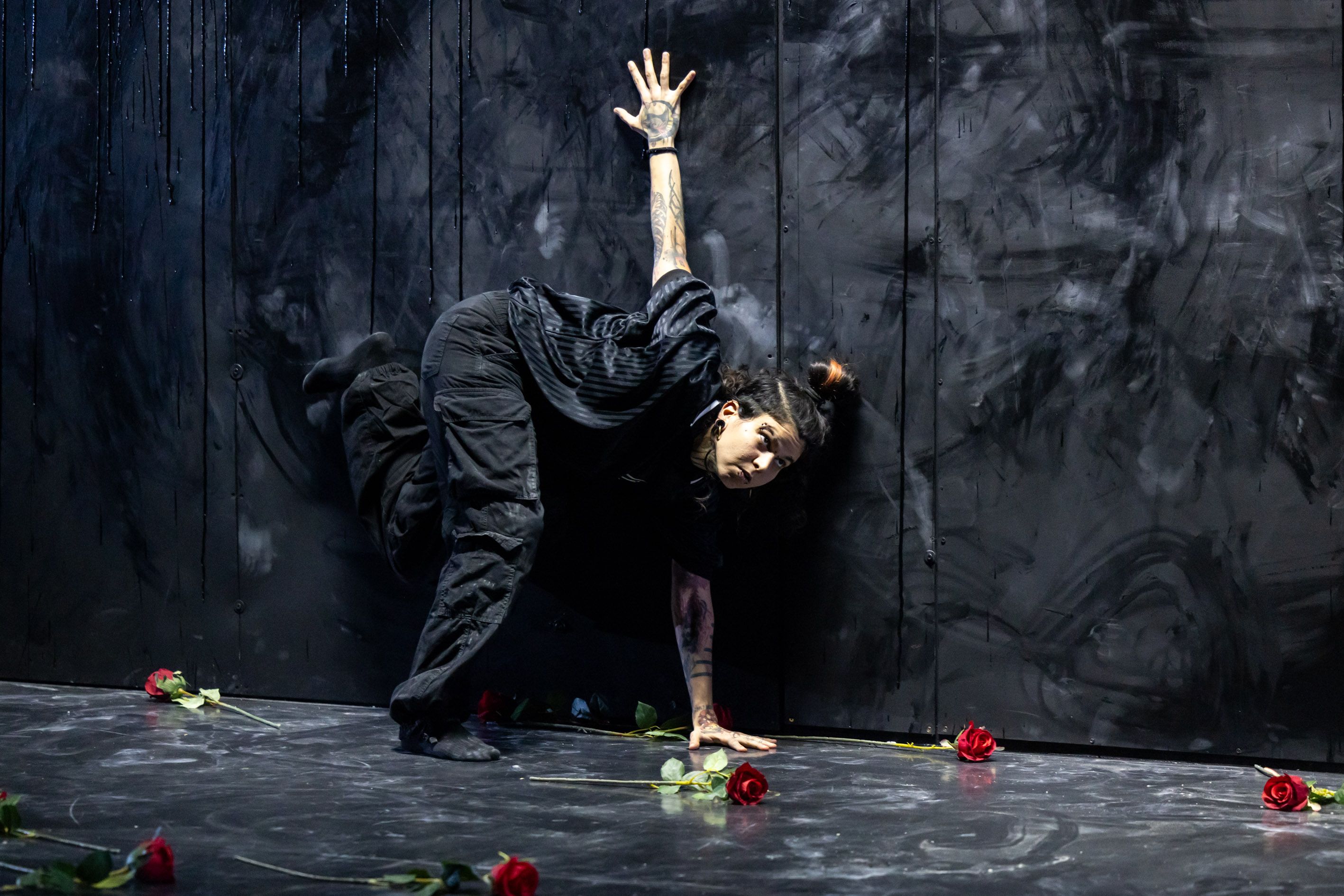 Eine Tänzerin, umgeben von Rosen, steht auf der Bühne