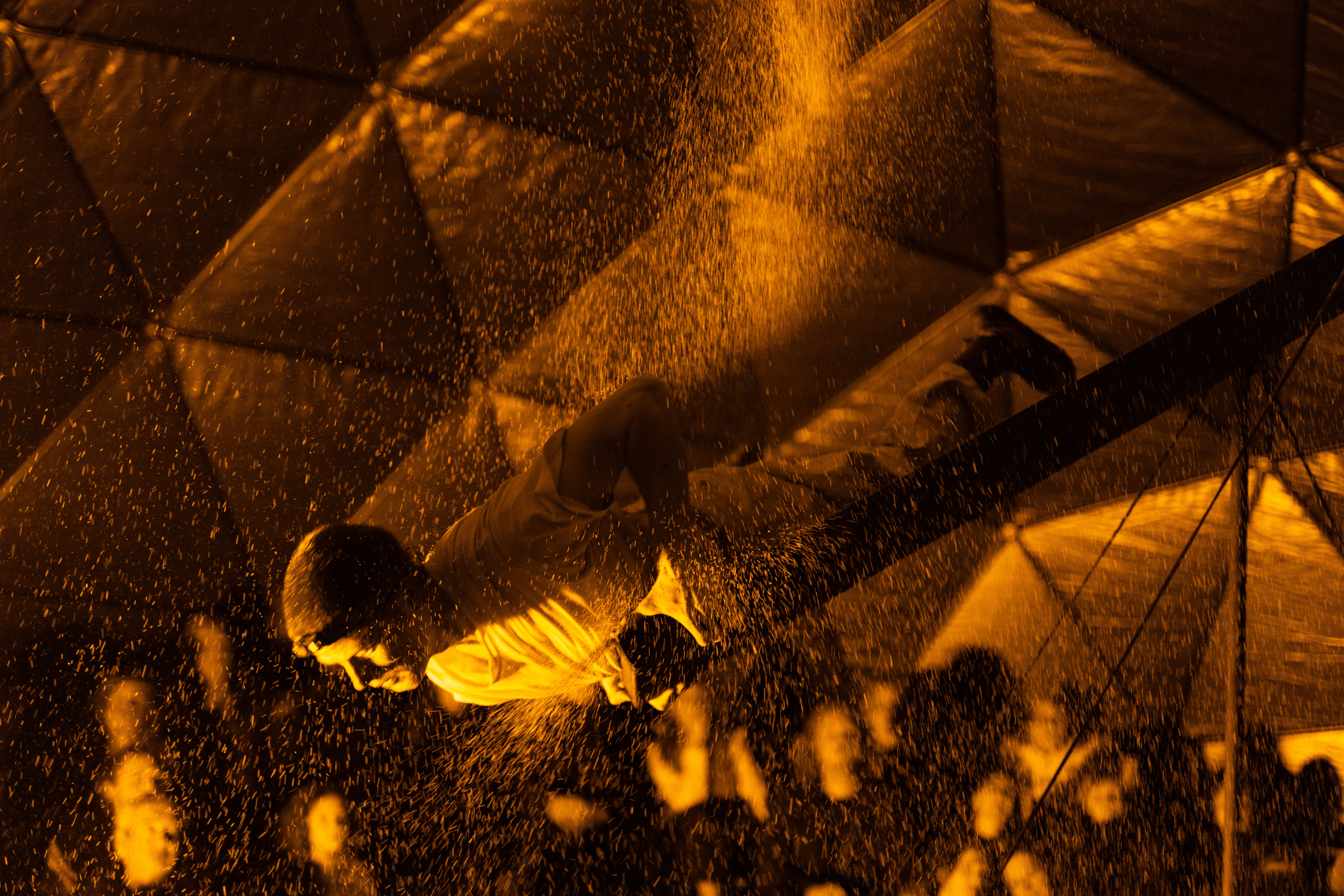 Künstler wird von gelben Licht angestrahlt