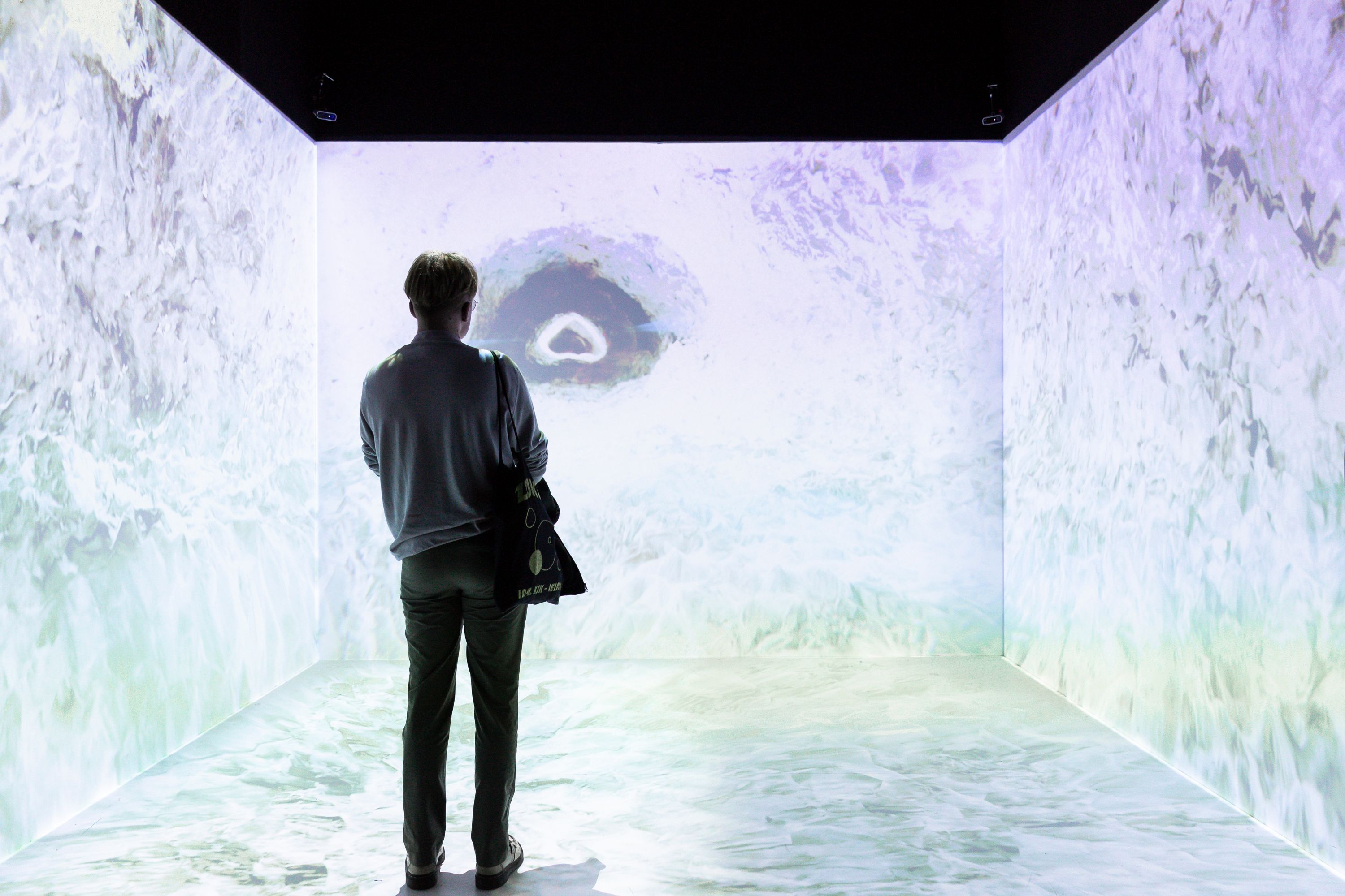 Person im immersiven Raum