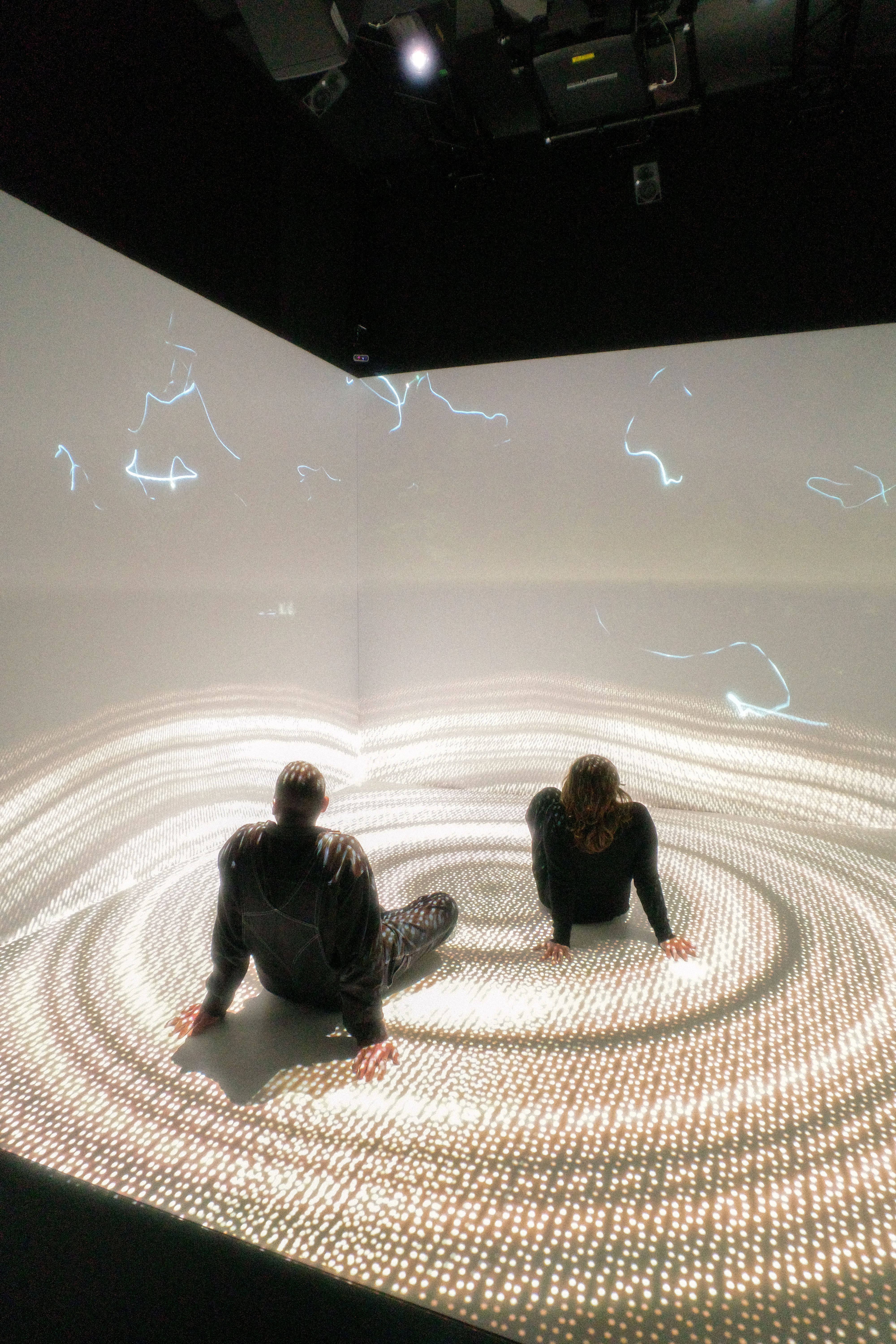 Zwei Personen im Raum