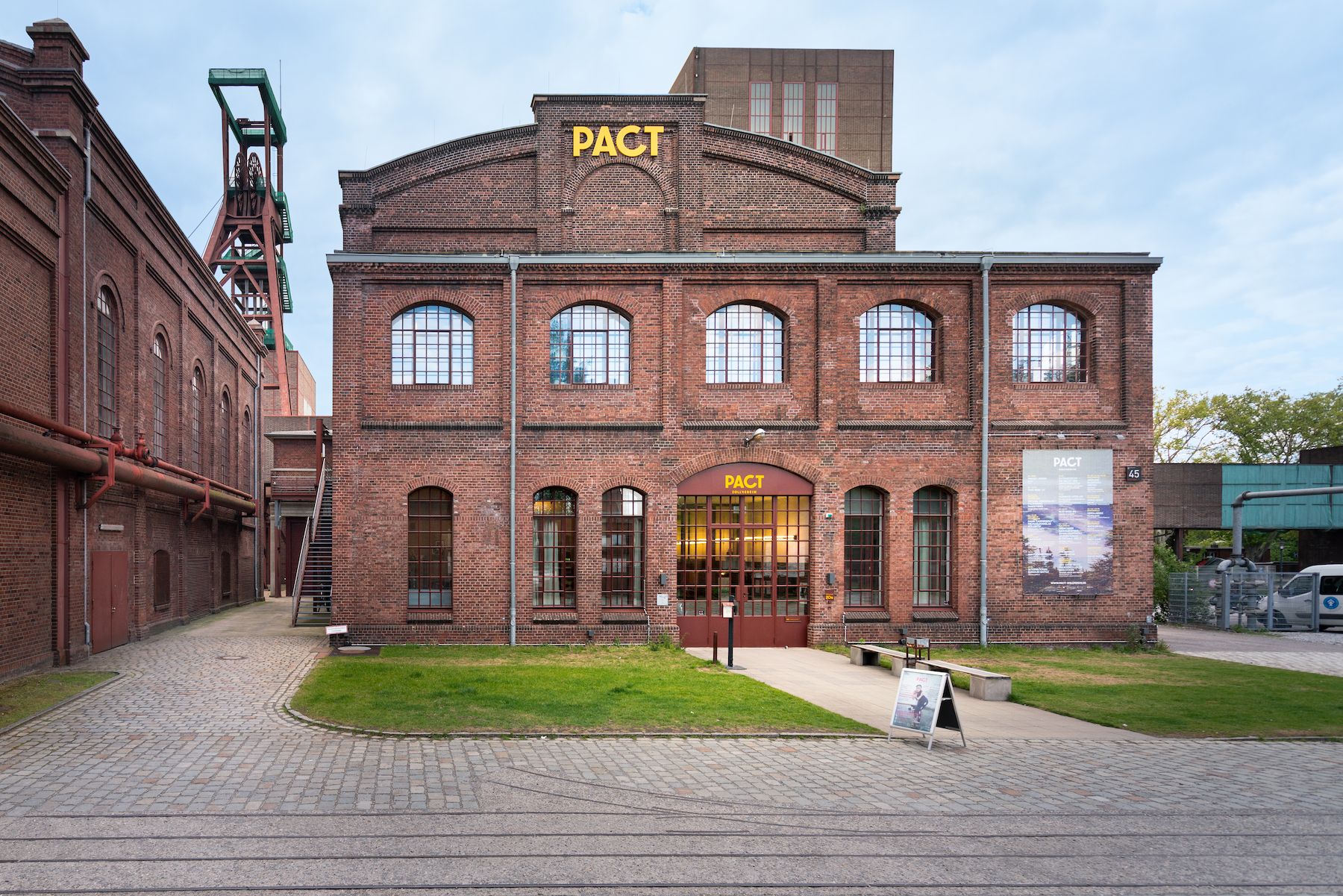 Zeigt das PACT Zollverein Gebäude von außen