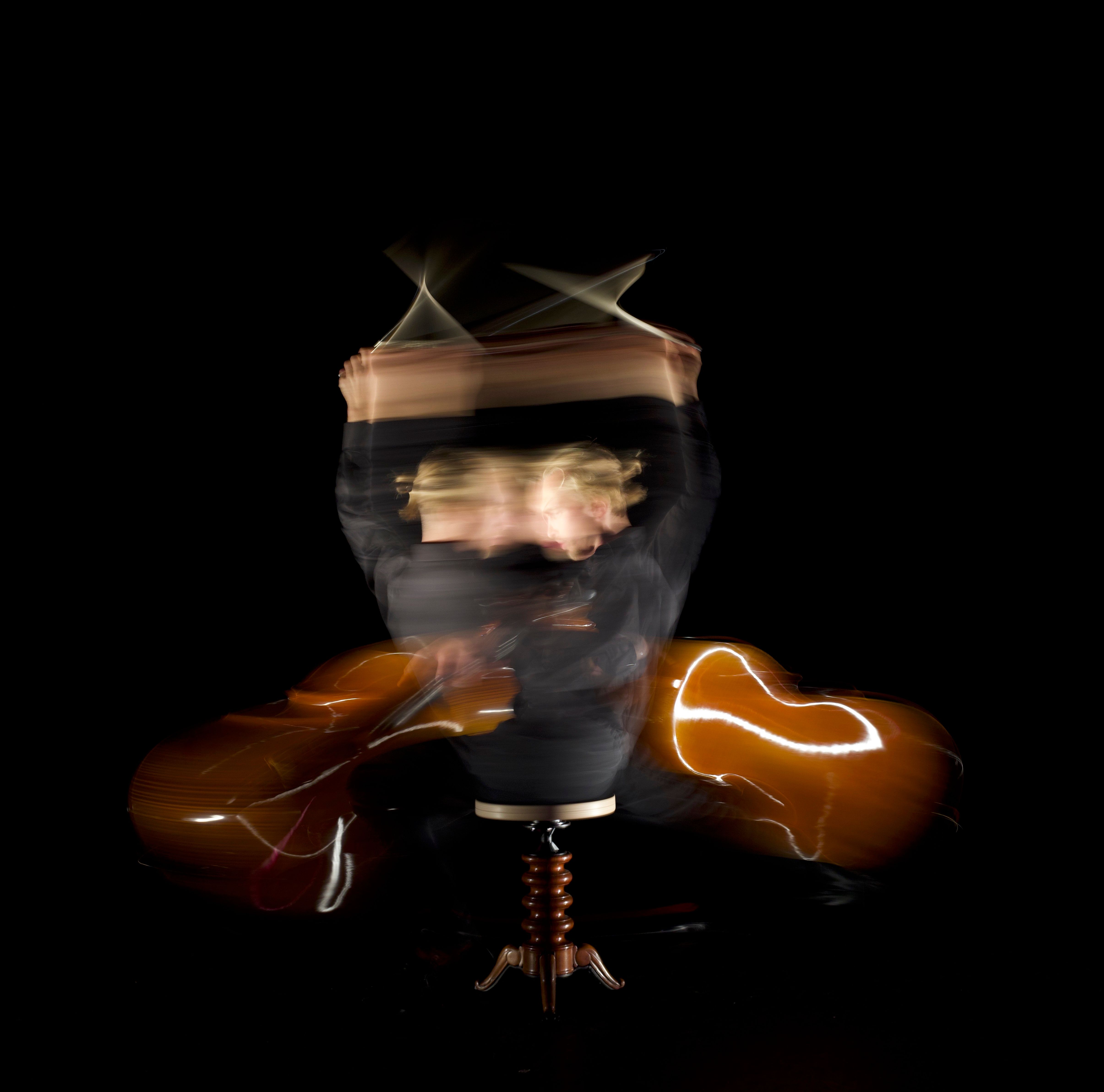 Foto, die verschwommen einen Künstler zeigt