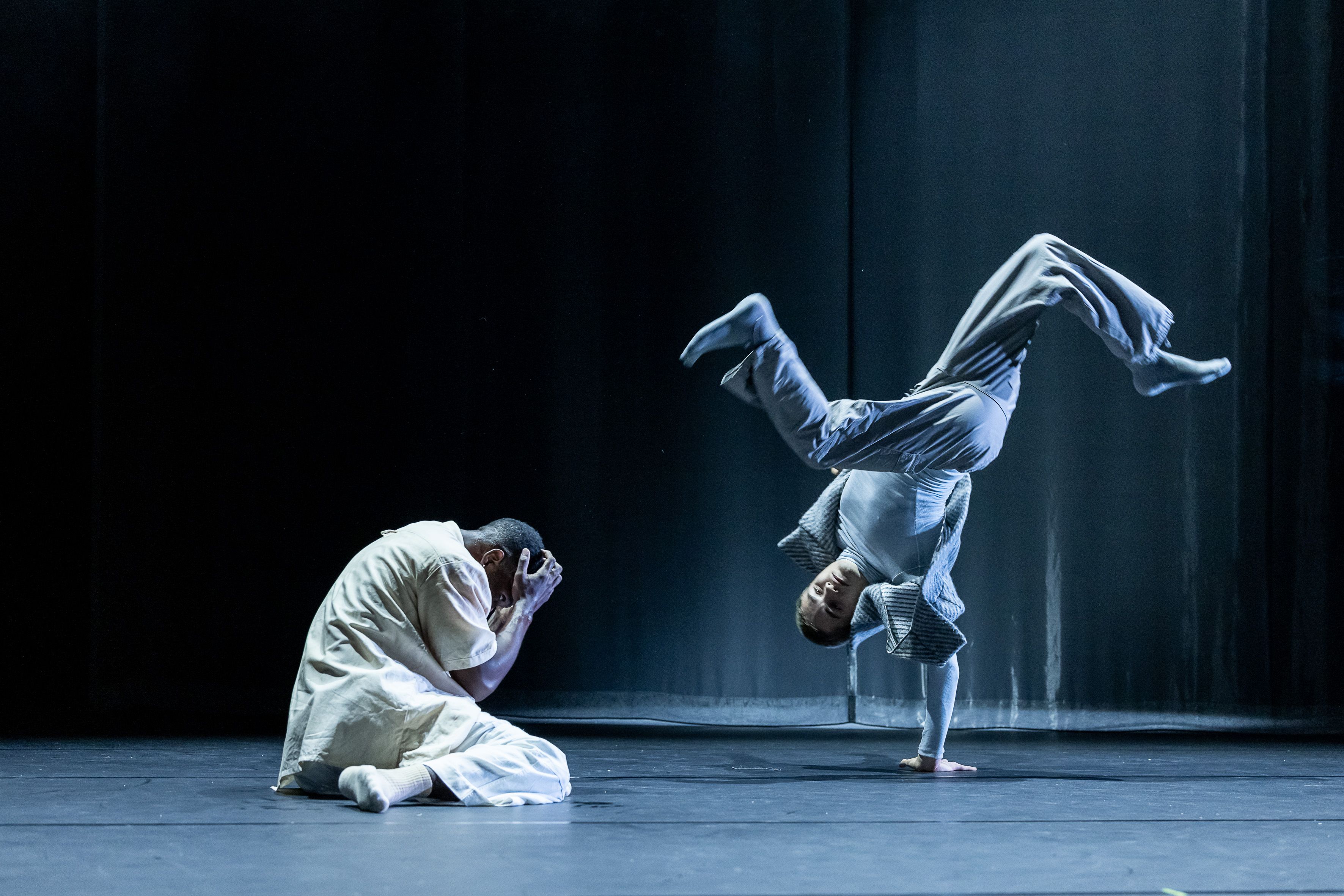 Zwei Tänzer auf der Bühne