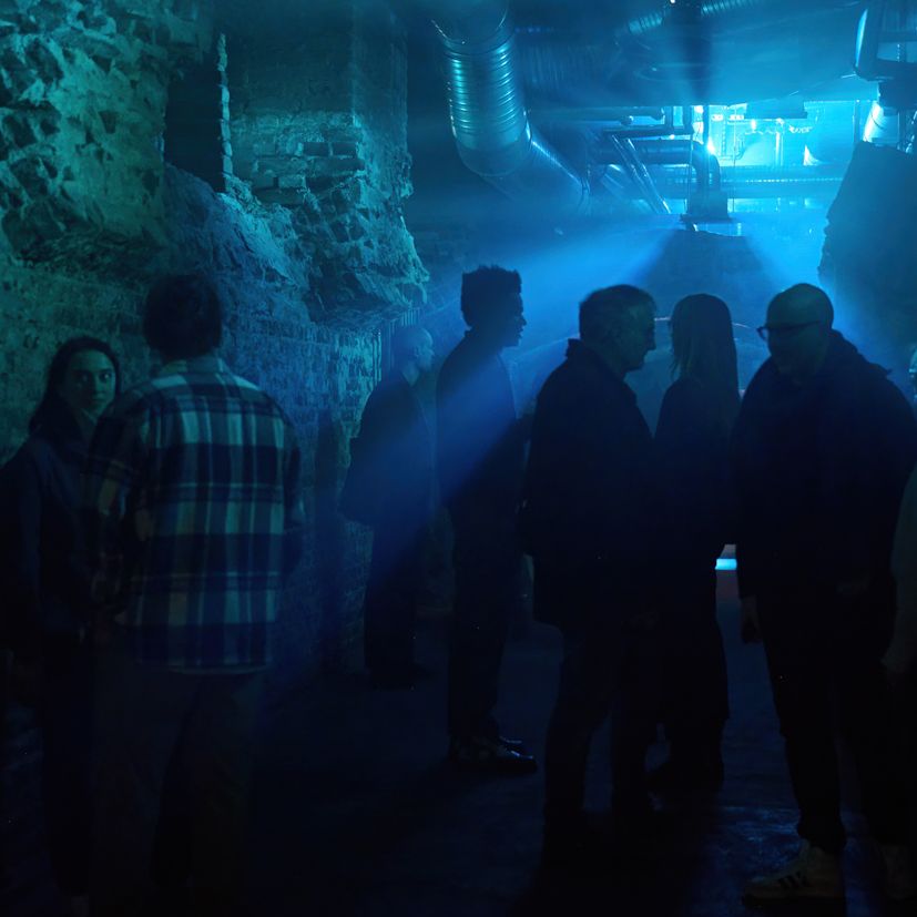 Raum, in dem Menschen stehen und gedämmtes Licht ist