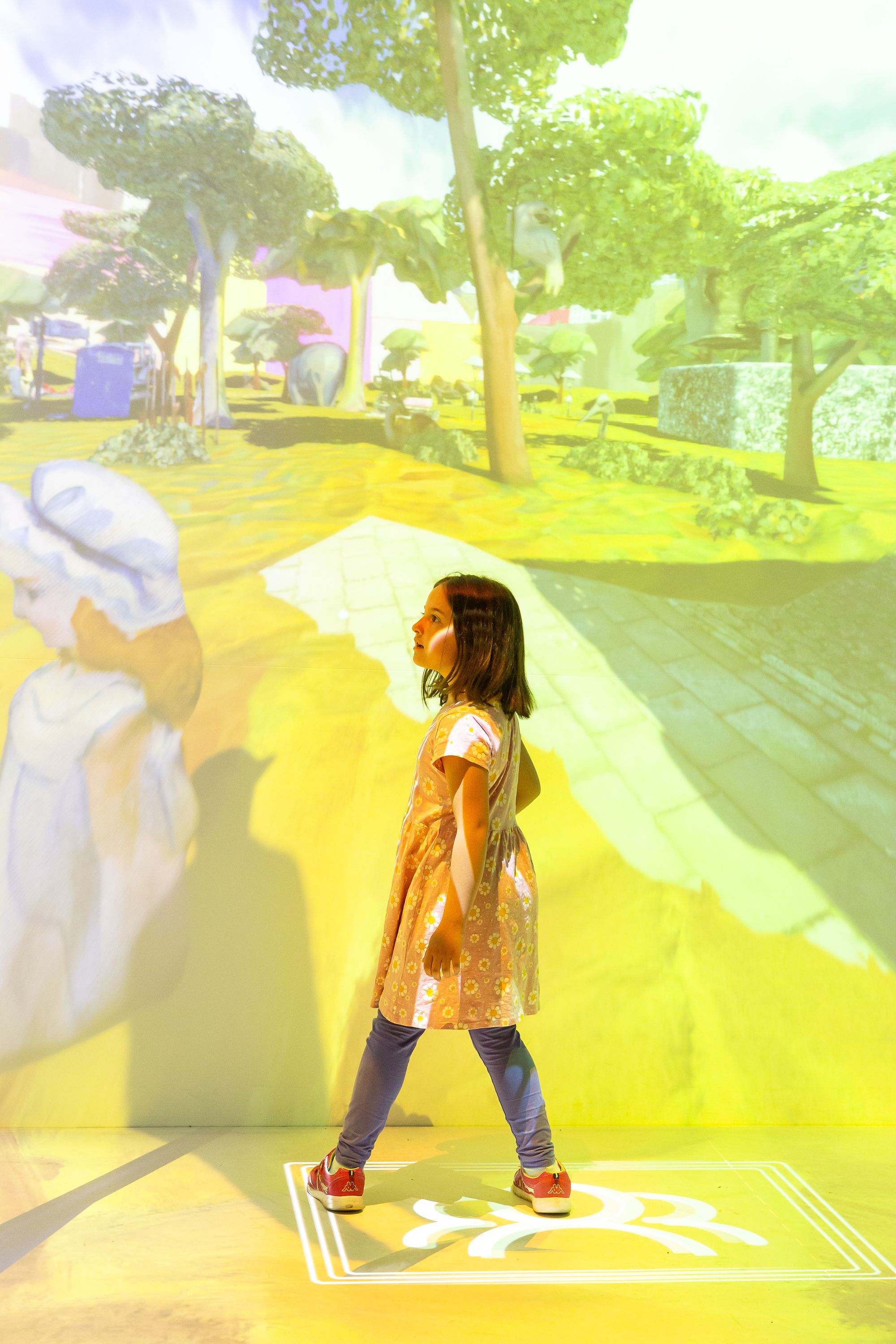 Zeigt ein Kind im immersiven Raum