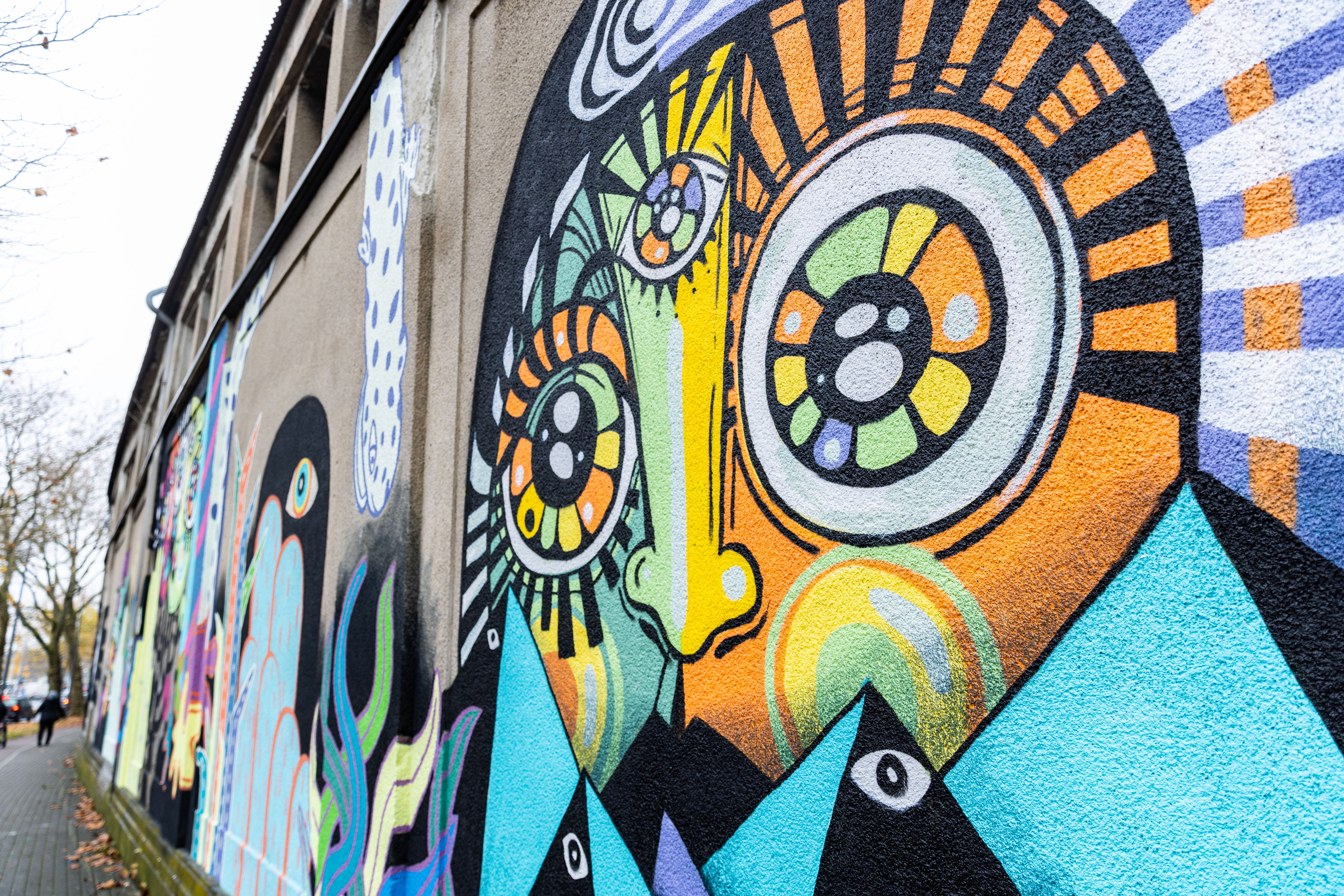 Zu sehen ist ein buntes Graffiti auf einer Mauer.