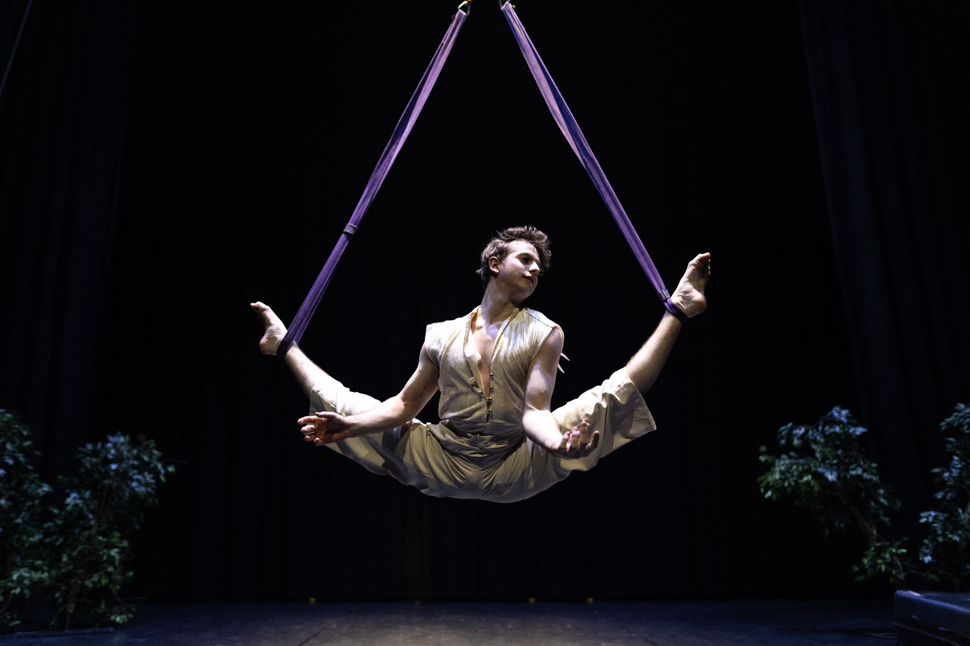 Akrobat, der in der Luft hängt