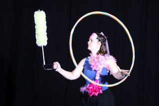 Person, die mehrere Gegenstände balanciert