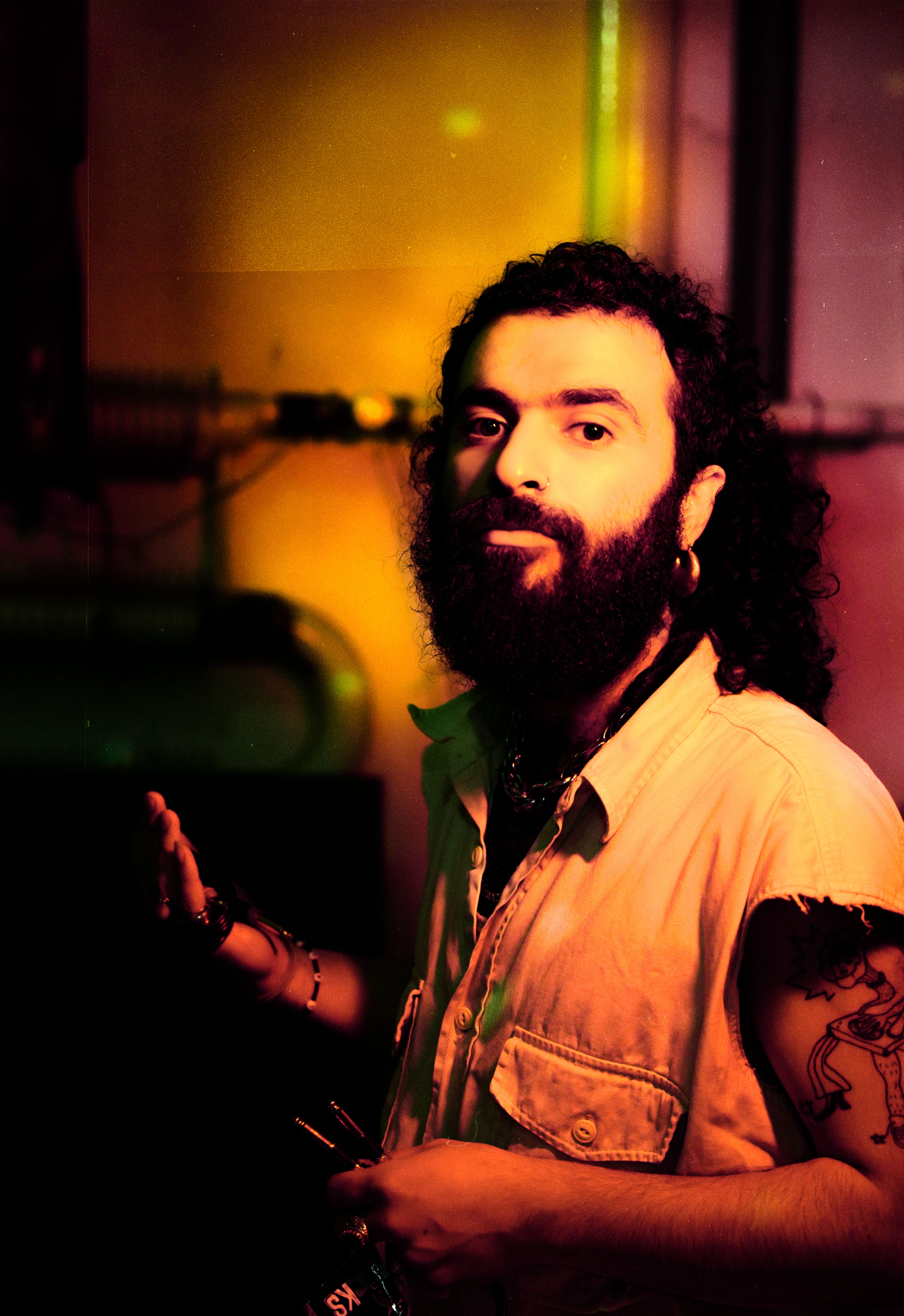 Eine Person schaut in die Kamera.