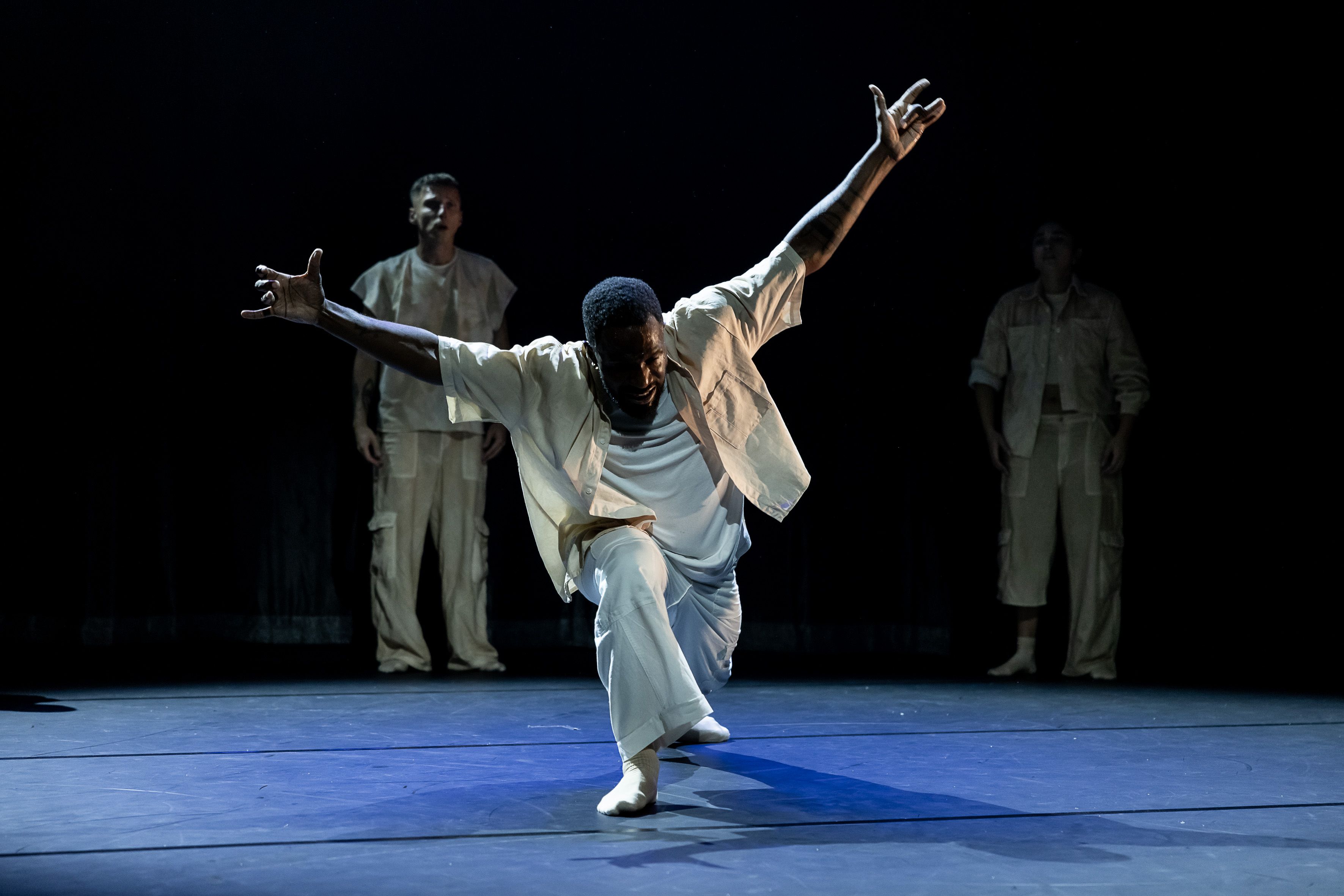 Ein Tänzer tritt nach vorne auf der Bühne