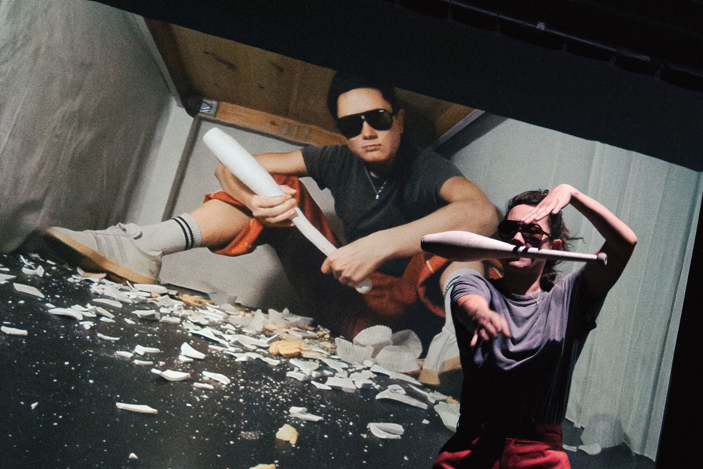 Künstlerin, die mit Keulen jongliert