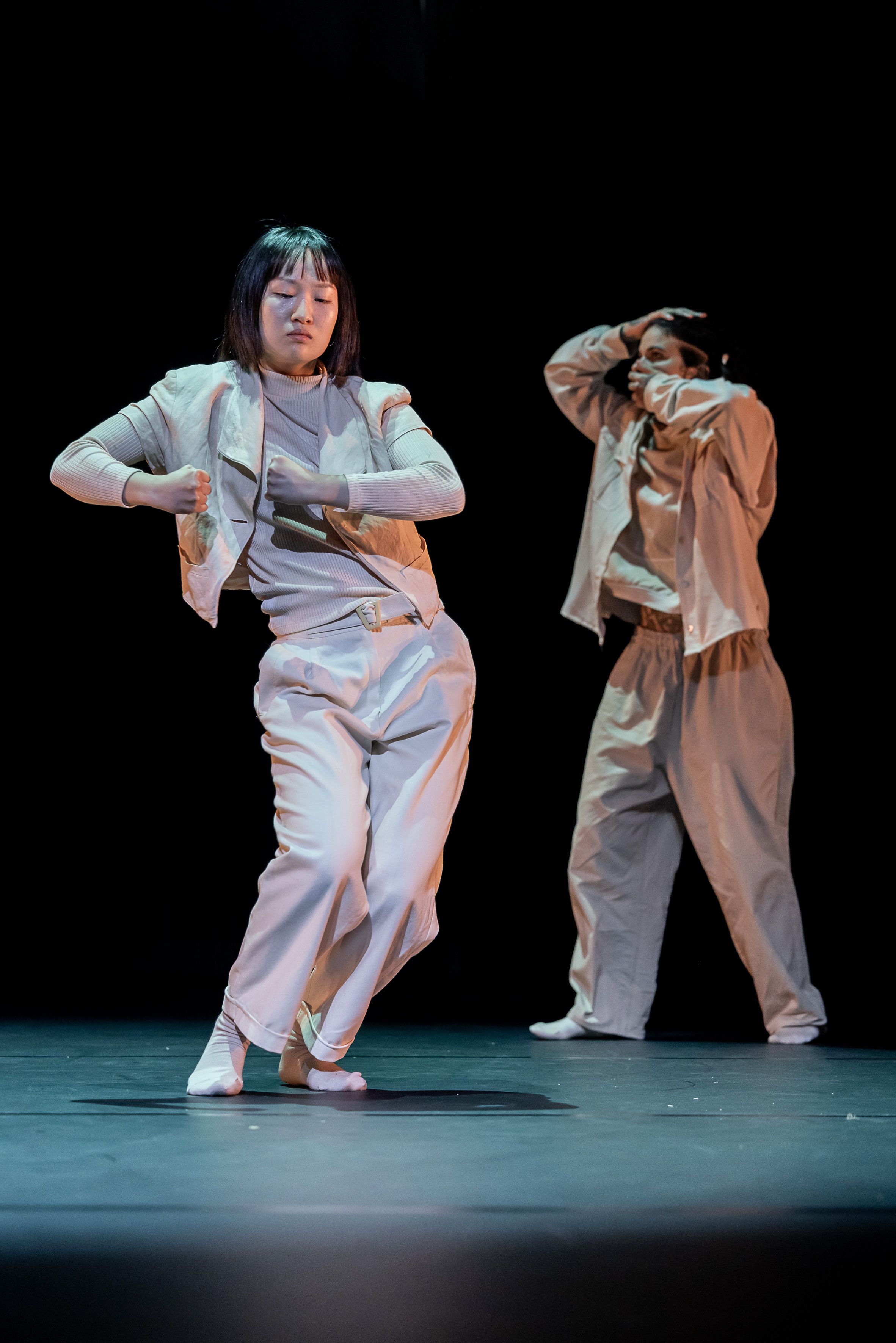 Zwei Tänzerinnen auf der Bühne