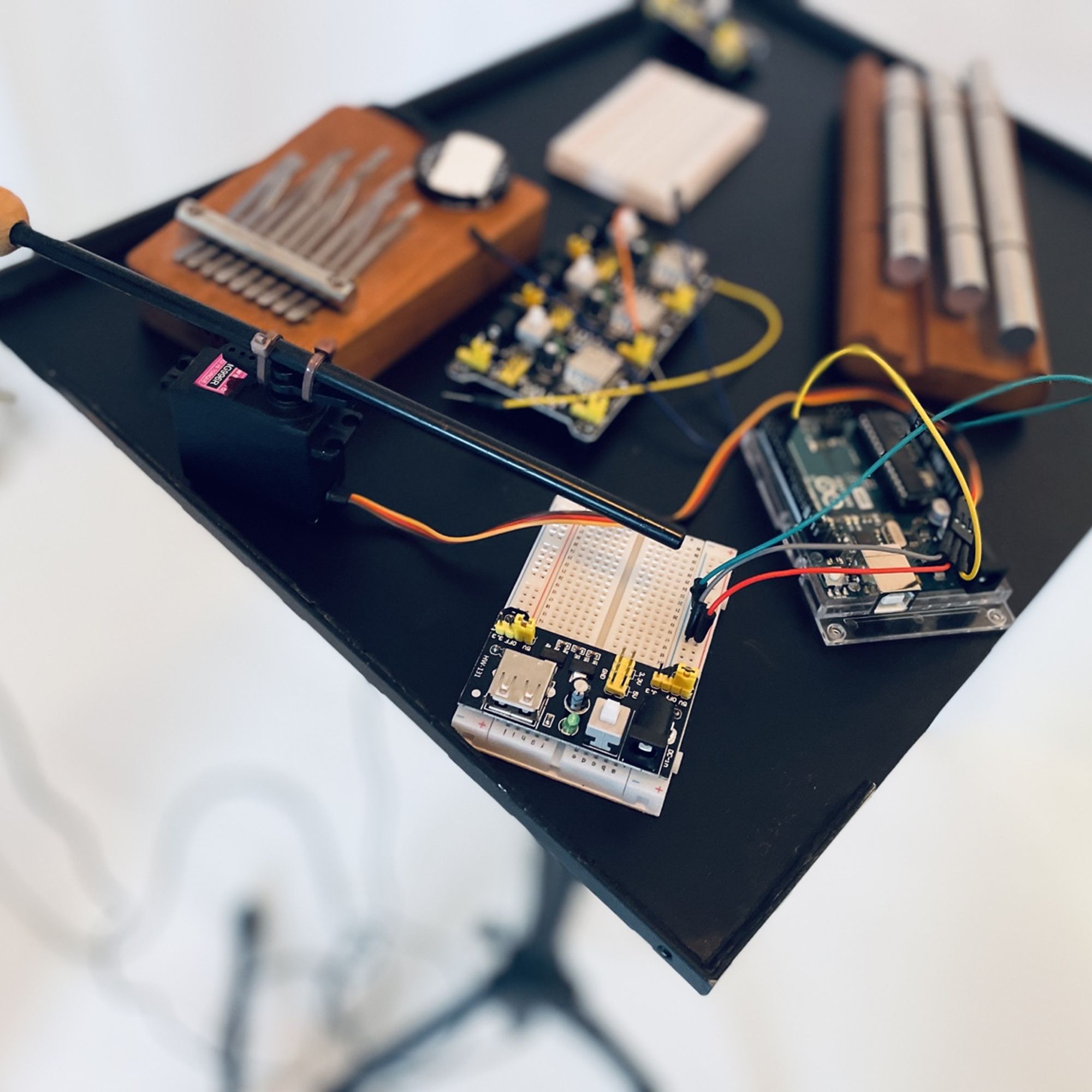 Kabel, Instrumente und Geräte für Soundinstallation