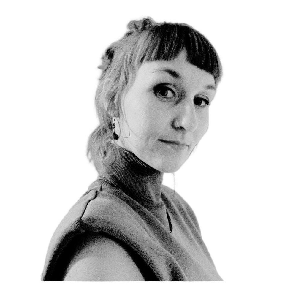 Colourless profile picture of a person in front of a plain background