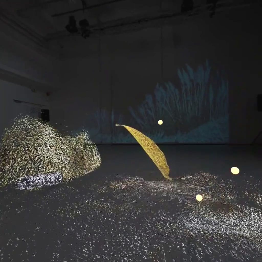 Collage, die einen Raum mit einer Videoproduktion zeigt und weitere Formen darüber gelegt sind