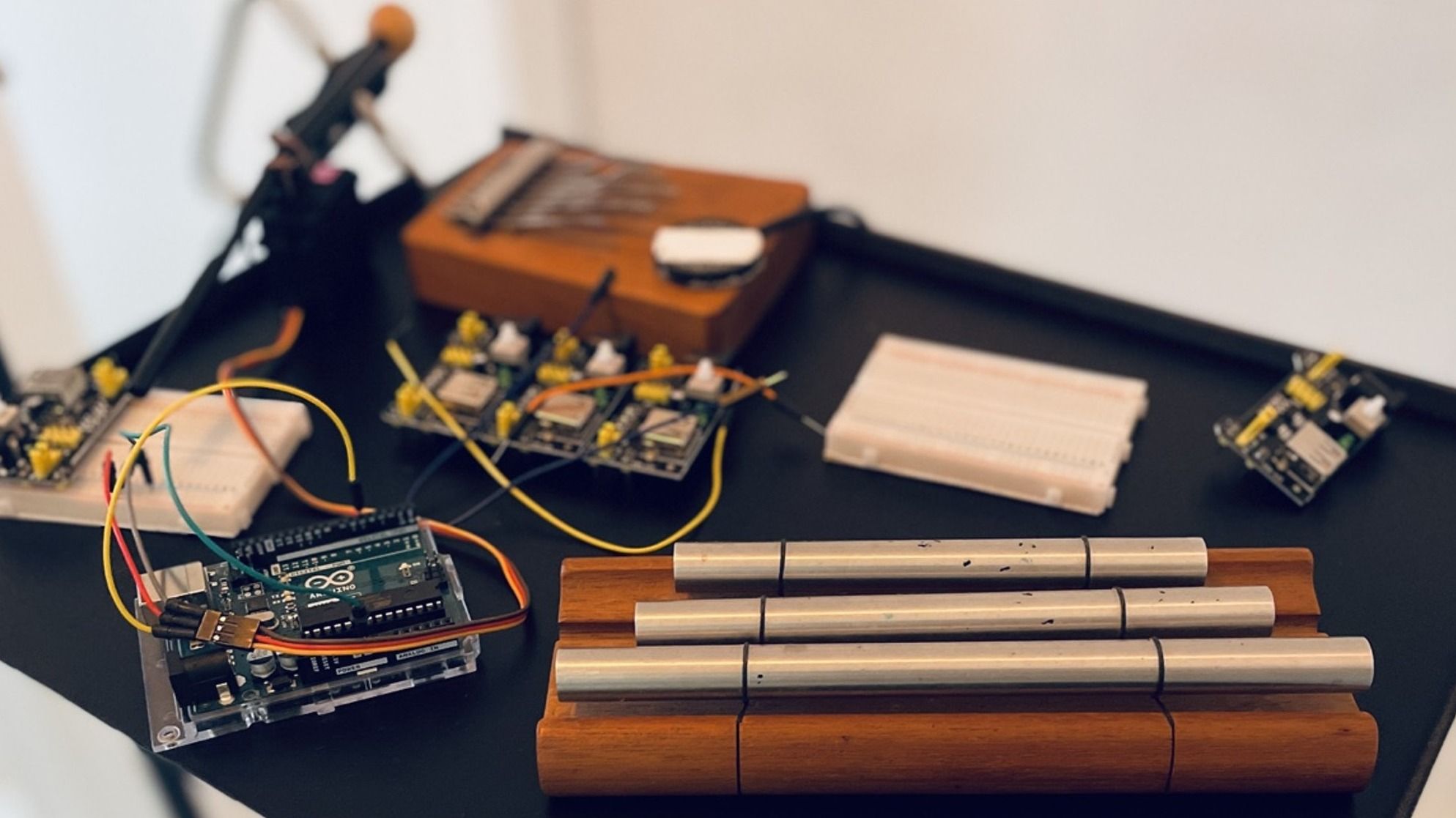 Instrumente und Geräte auf einem Tisch