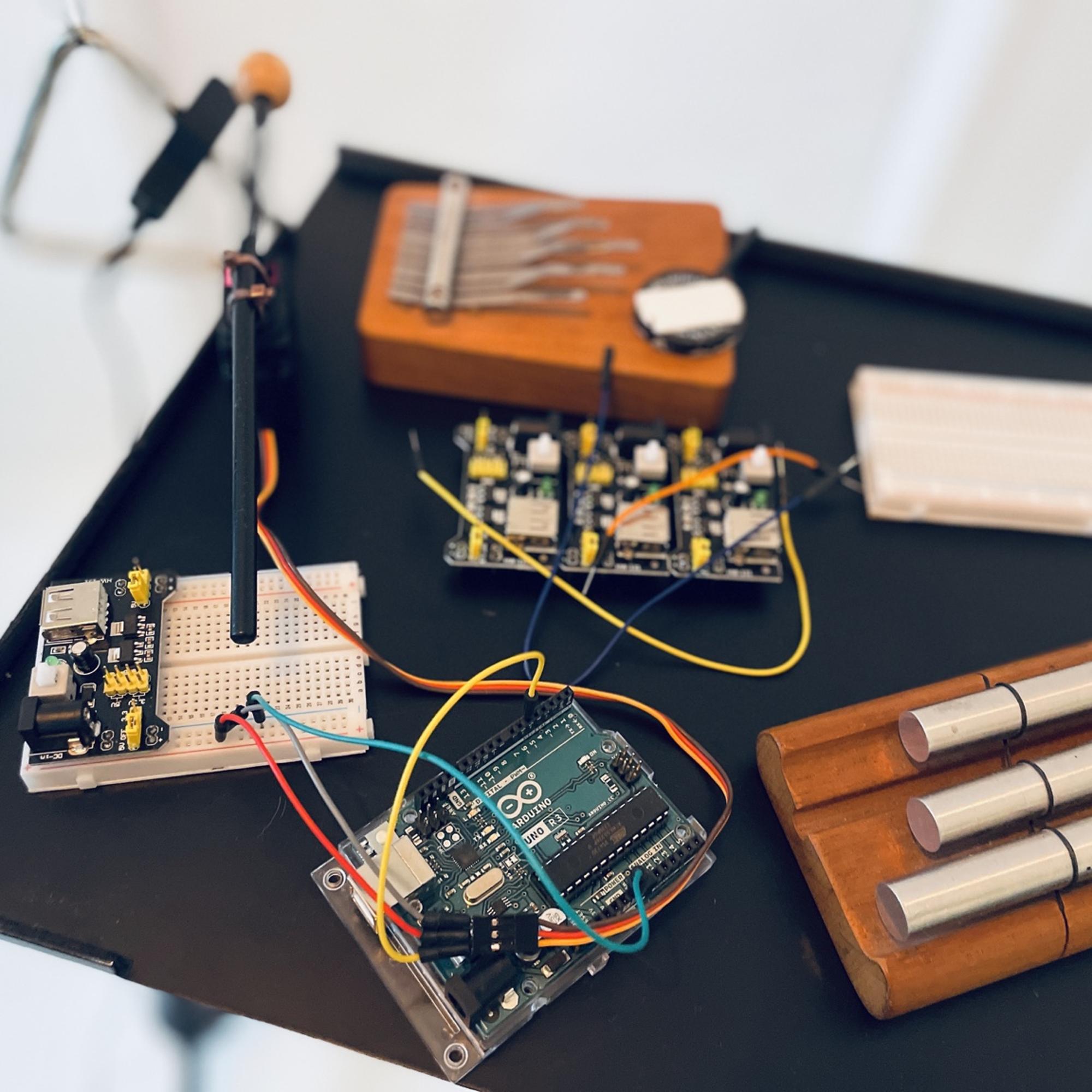 Kabel und Geräte für Soundinstallation neben Instrumenten