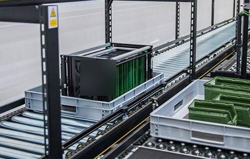 Conveyor and buffer interface connecting material totes and automated workshop logistics