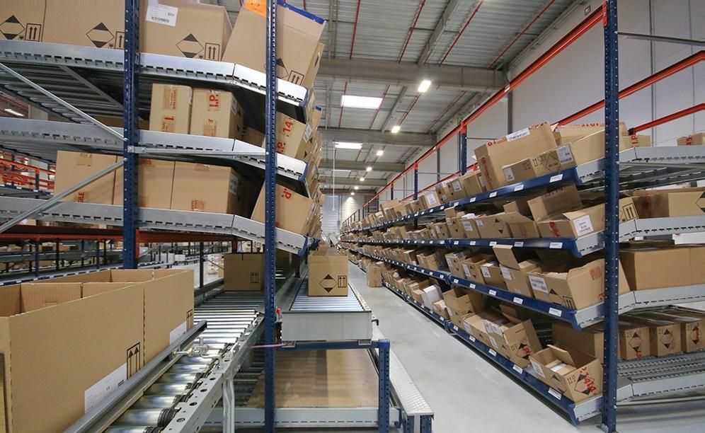 Carton flow rack system supporting case picking in warehouse aisles