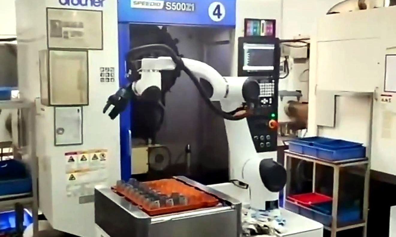 How We Designed a Machine-Tending Cell with a Composite Robot and Receiving AGV