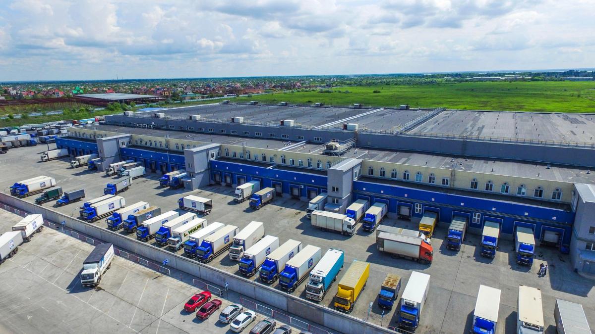 Large distribution center with multiple truck loading bays