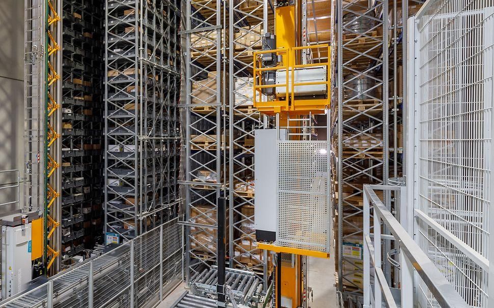 Stacker crane operating in an automated storage and retrieval system
