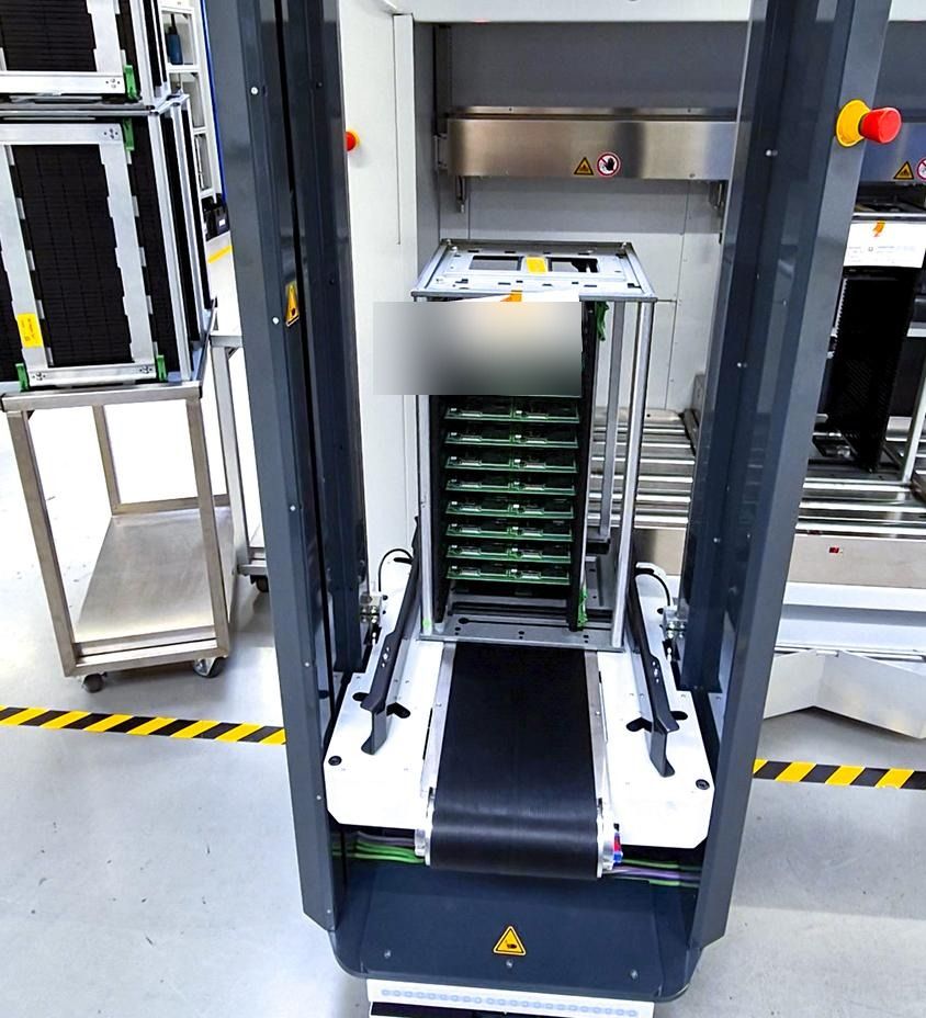Automated tray buffer warehouse handoff station for SMT and insertion workshop logistics