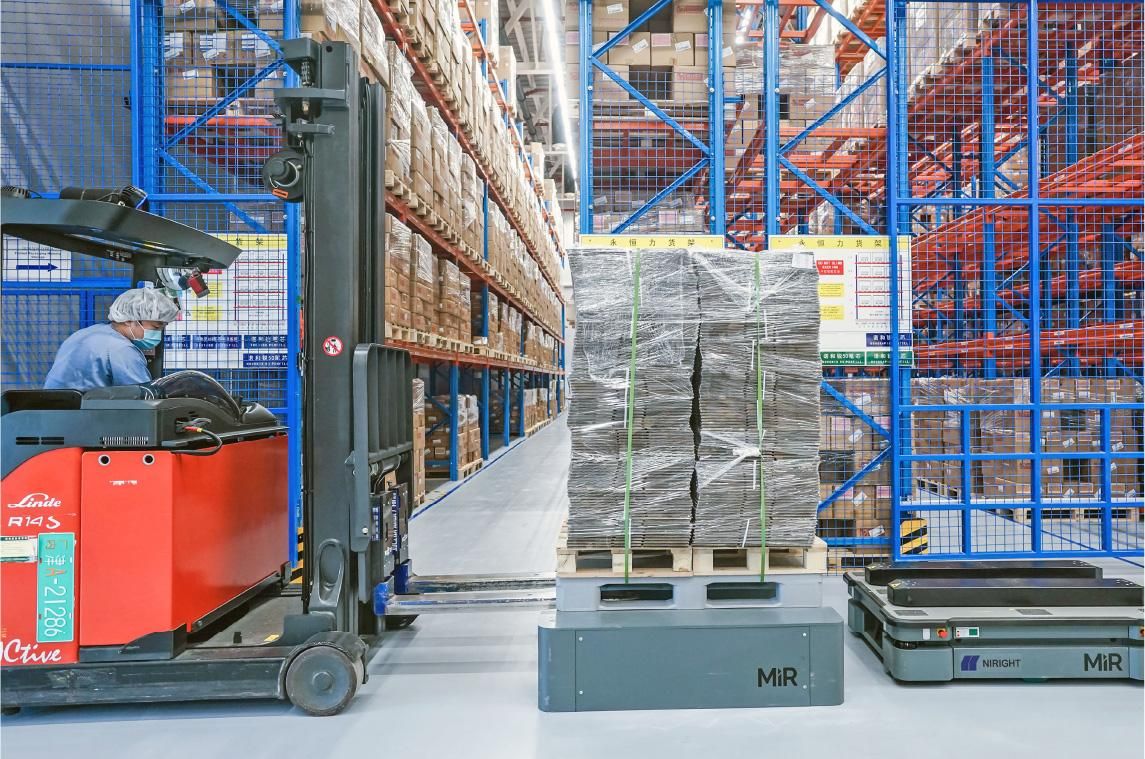 Manual forklift, wrapped pallet and autonomous mobile robots in the same warehouse aisle