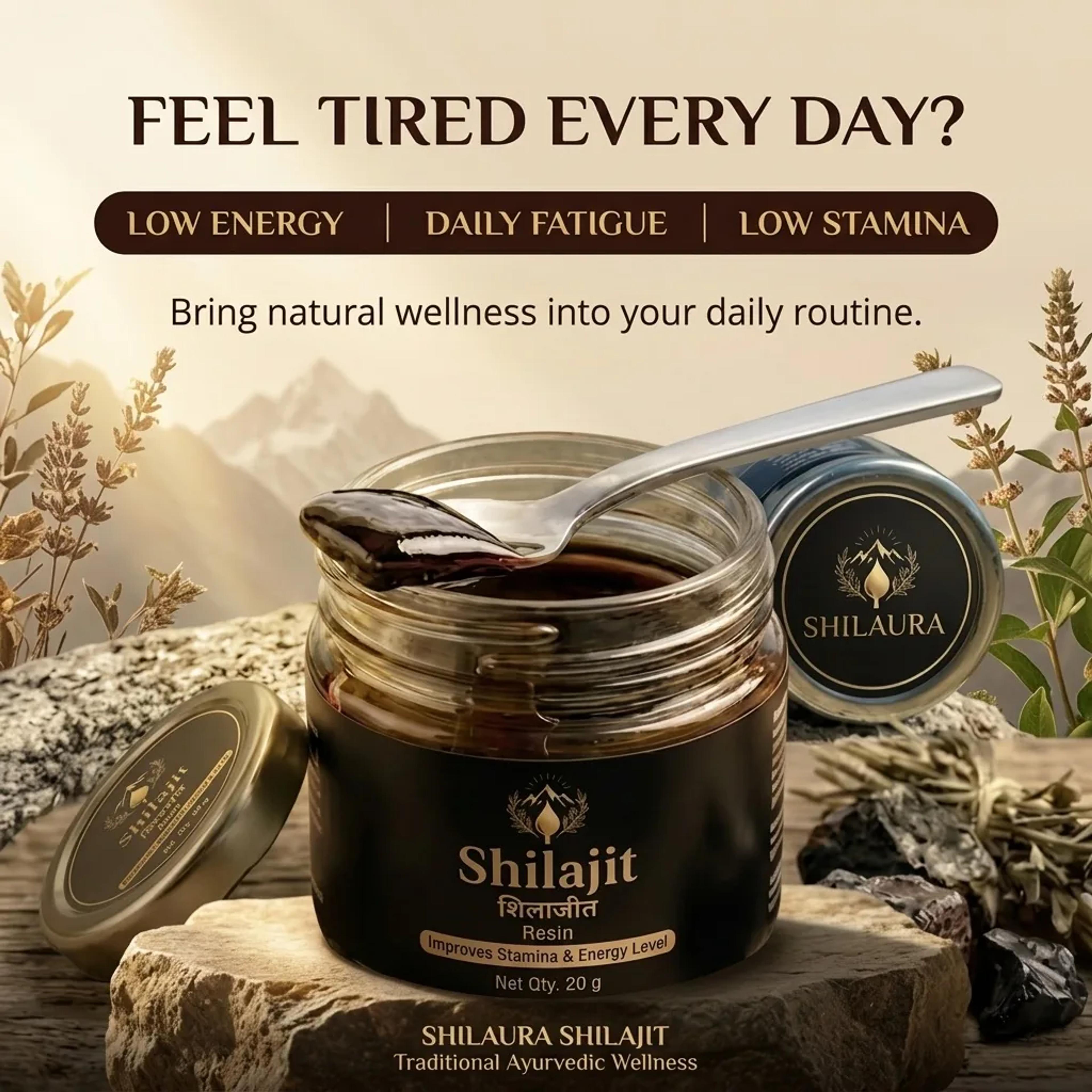 હિમાલયના પર્વતો સામે ચમચી સાથે SHILAURA શિલાજીતની બરણી — "Feel tired every day?"