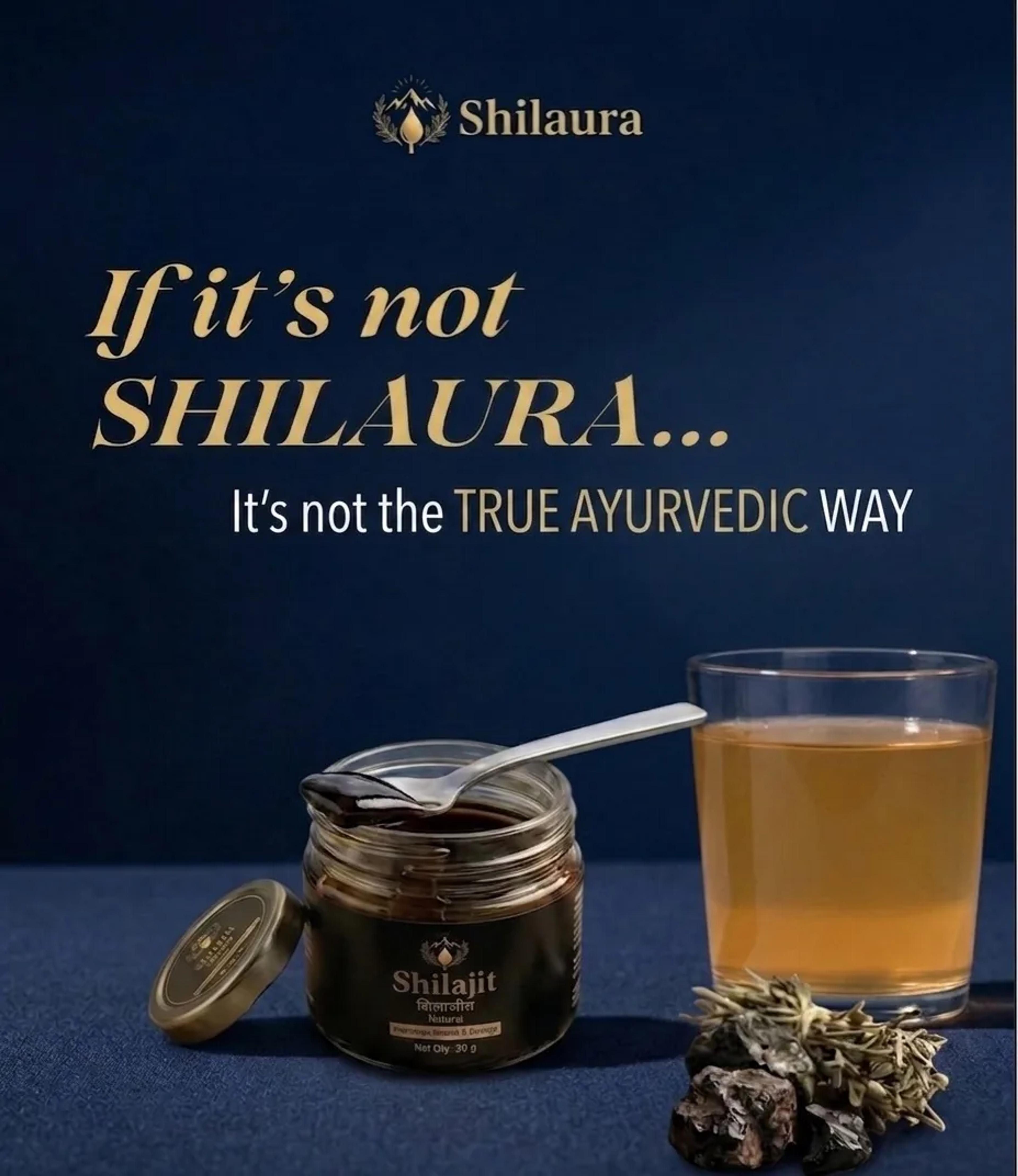 ઘેરા વાદળી પૃષ્ઠભૂમિ પર ચમચી સાથે SHILAURA શિલાજીતની બરણી — "If it's not SHILAURA… it's not the true Ayurvedic way"