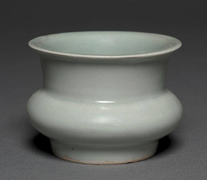 Vaso branco-esverdeado de boca larga e cintura marcada