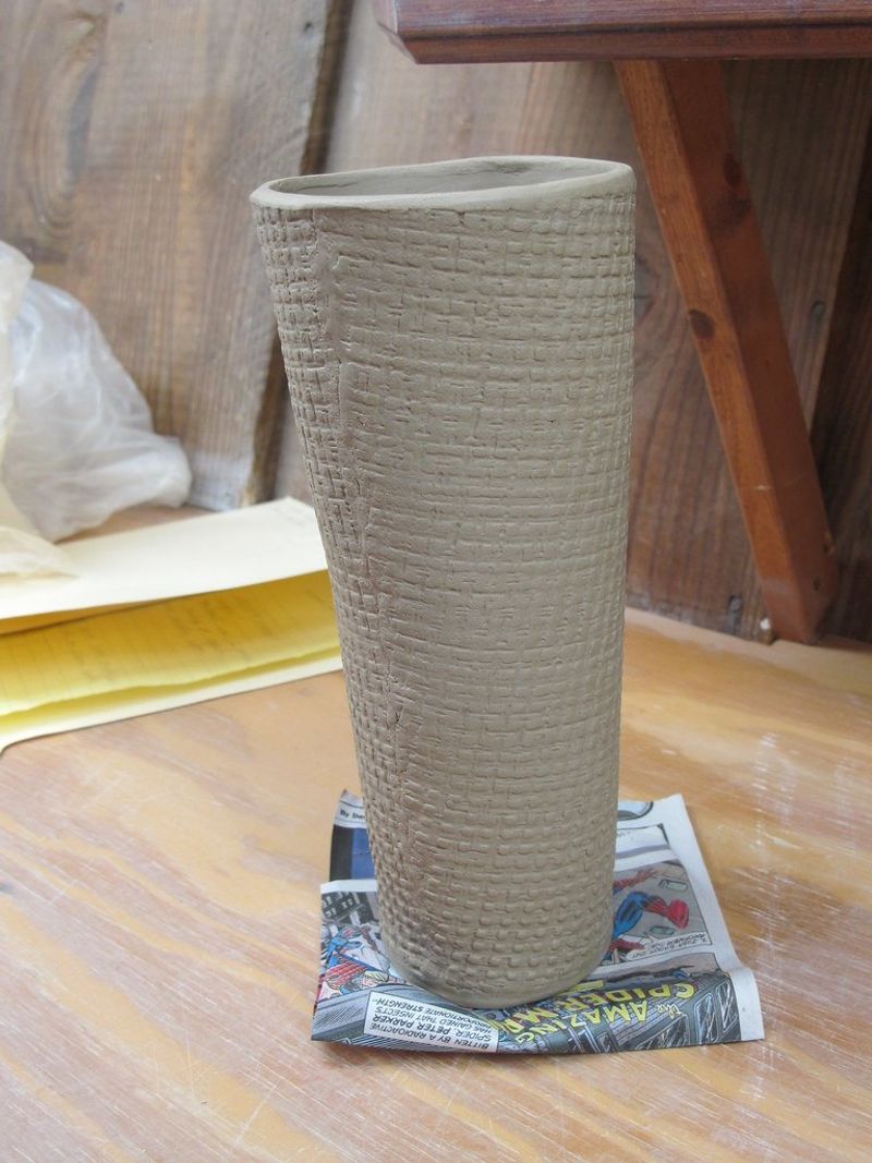 Vaso de placa com textura, ainda cru, secando na bancada