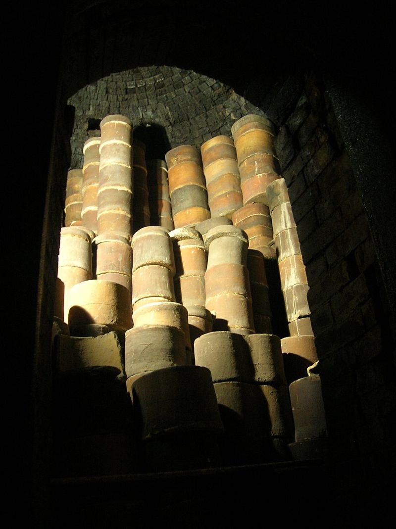 Pilhas de caixas refratárias iluminadas dentro de um forno