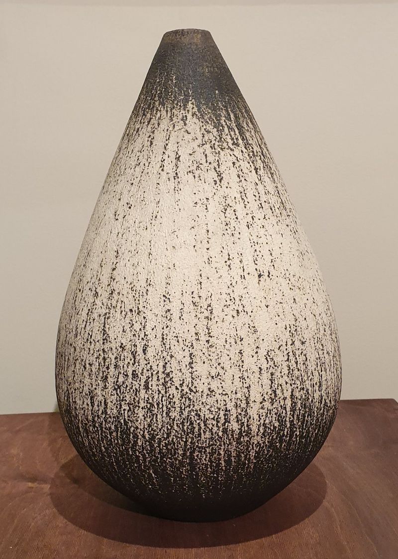 Vaso em forma de gota, branco com ferro subindo da base