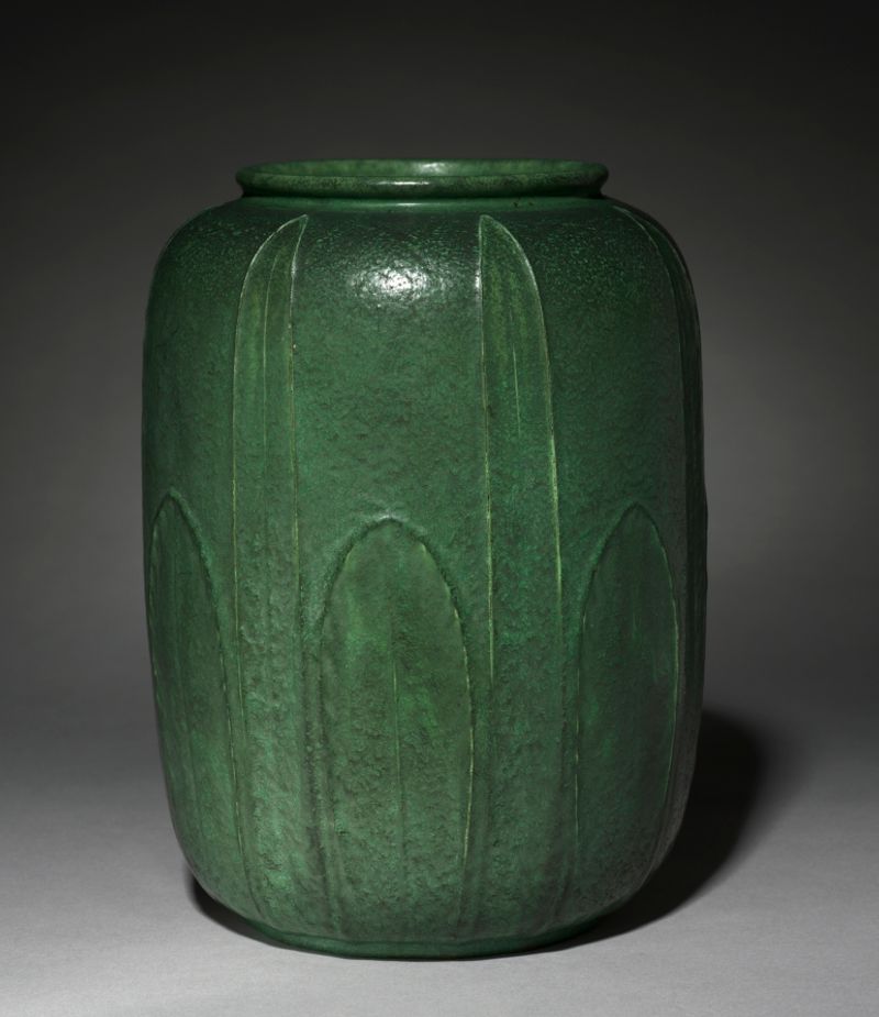 Pote verde fosco com folhas em relevo