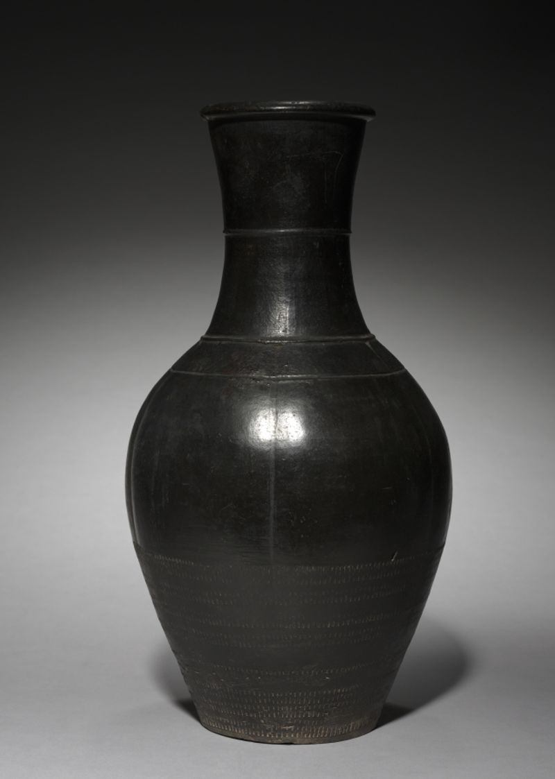 Vaso escuro de gargalo fino