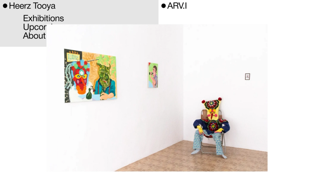 Screenshot of the Heerz Tooya website showing the homepage with an image of the art gallery Heerz Tooya