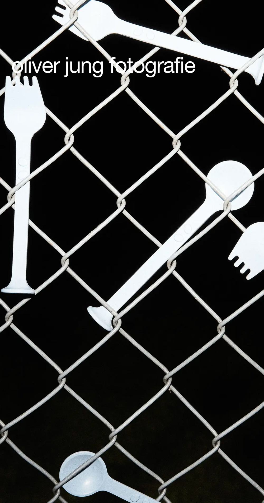 Screenshot from the mobile website showing oliver jung fotografie and a picture of a chain-link fence