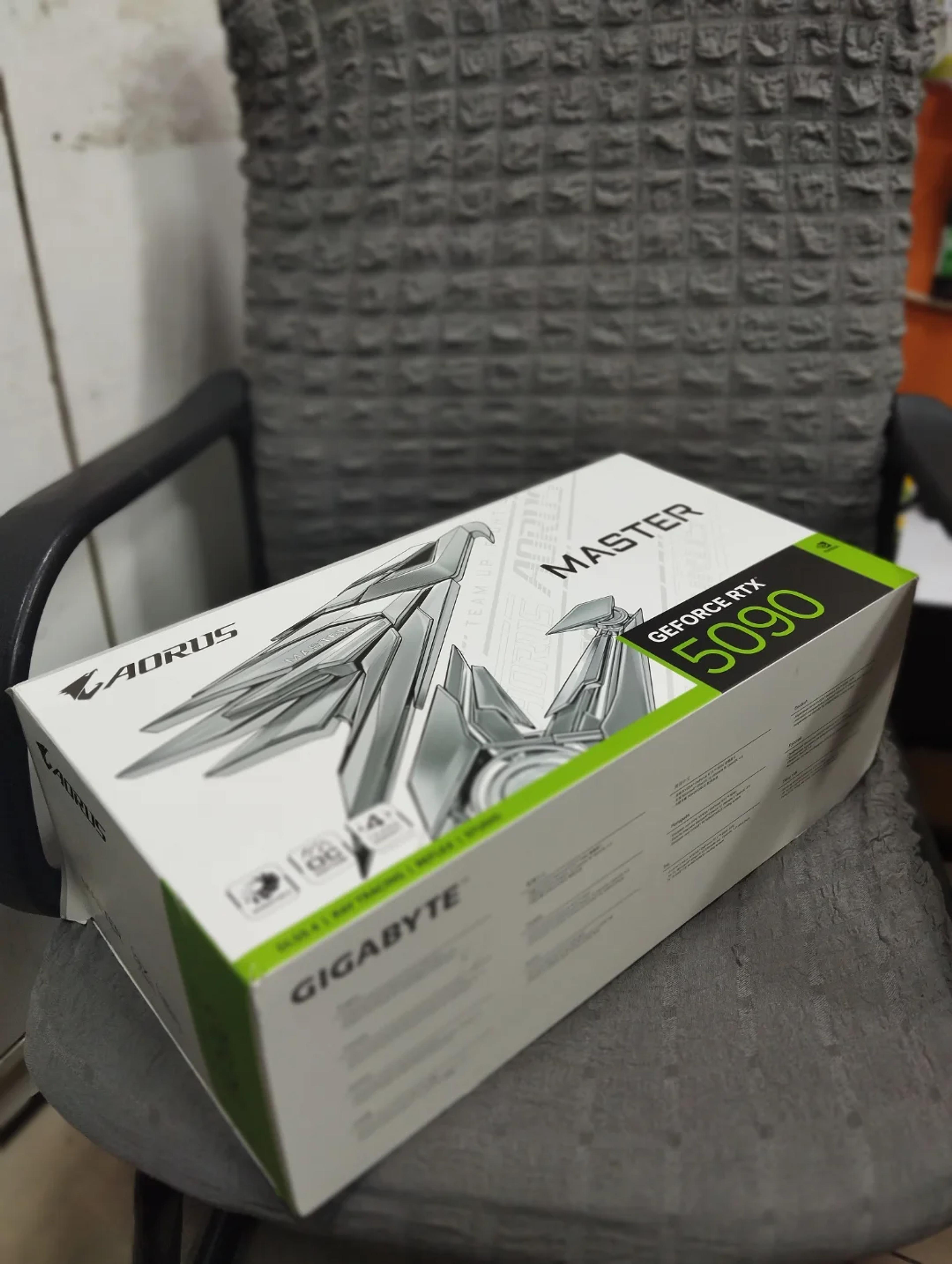 Aorus Gigabyte Master GeForce RTX 5090 (32GB) - view 2