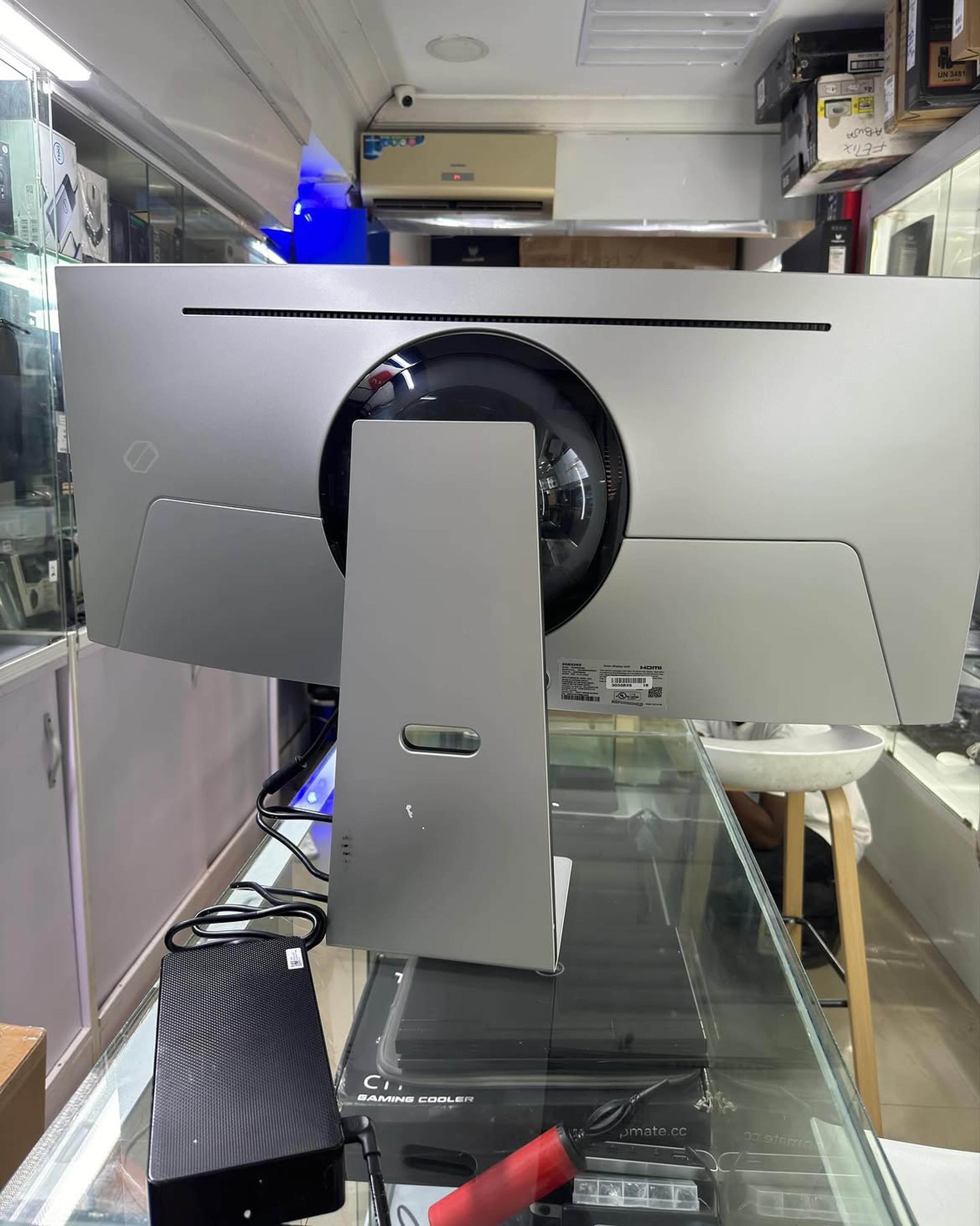 The Samsung Odyssey OLED G8 34-inch - view 3