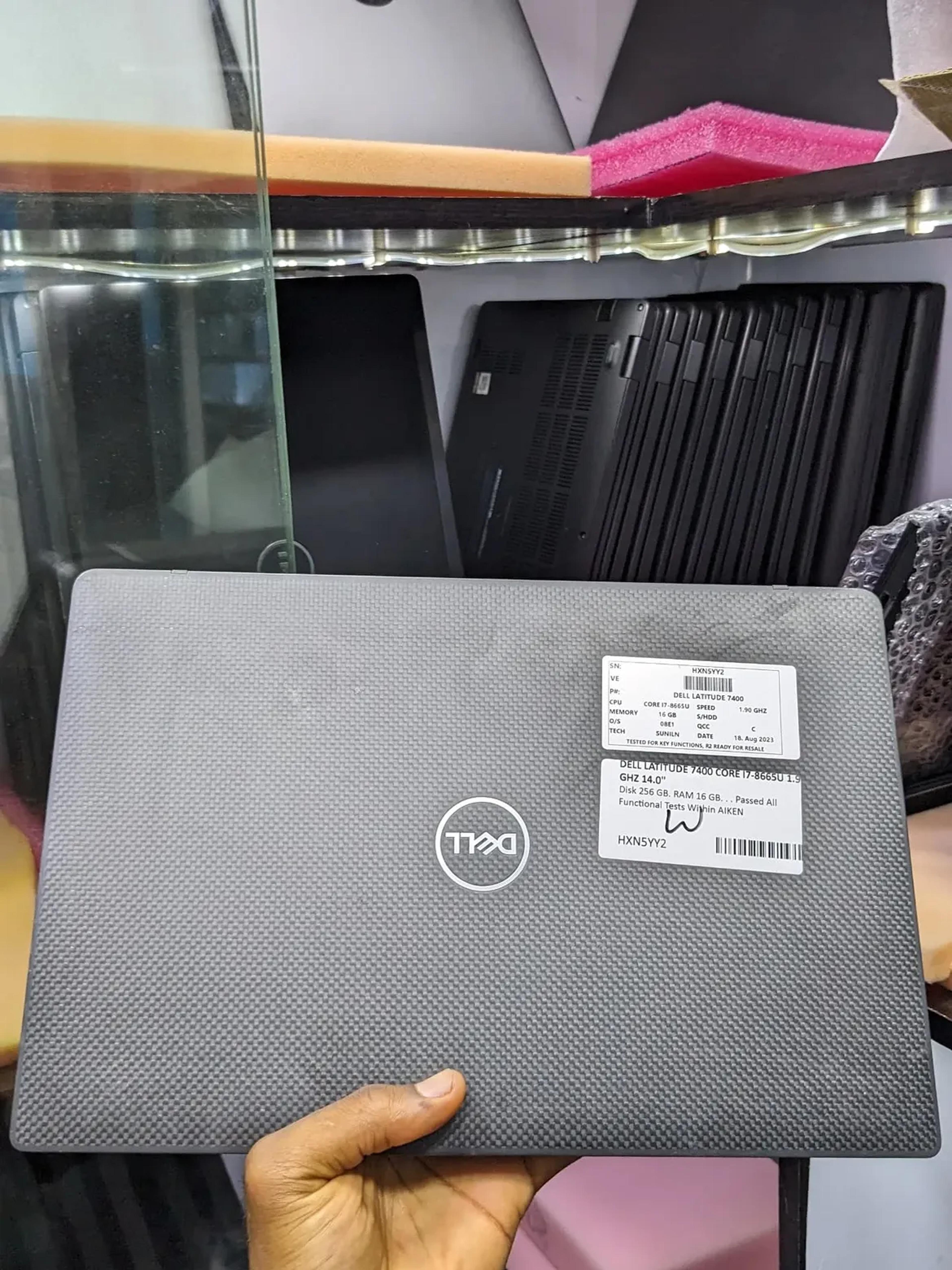Dell Latitude 7400 (non 2-in-1) - view 2