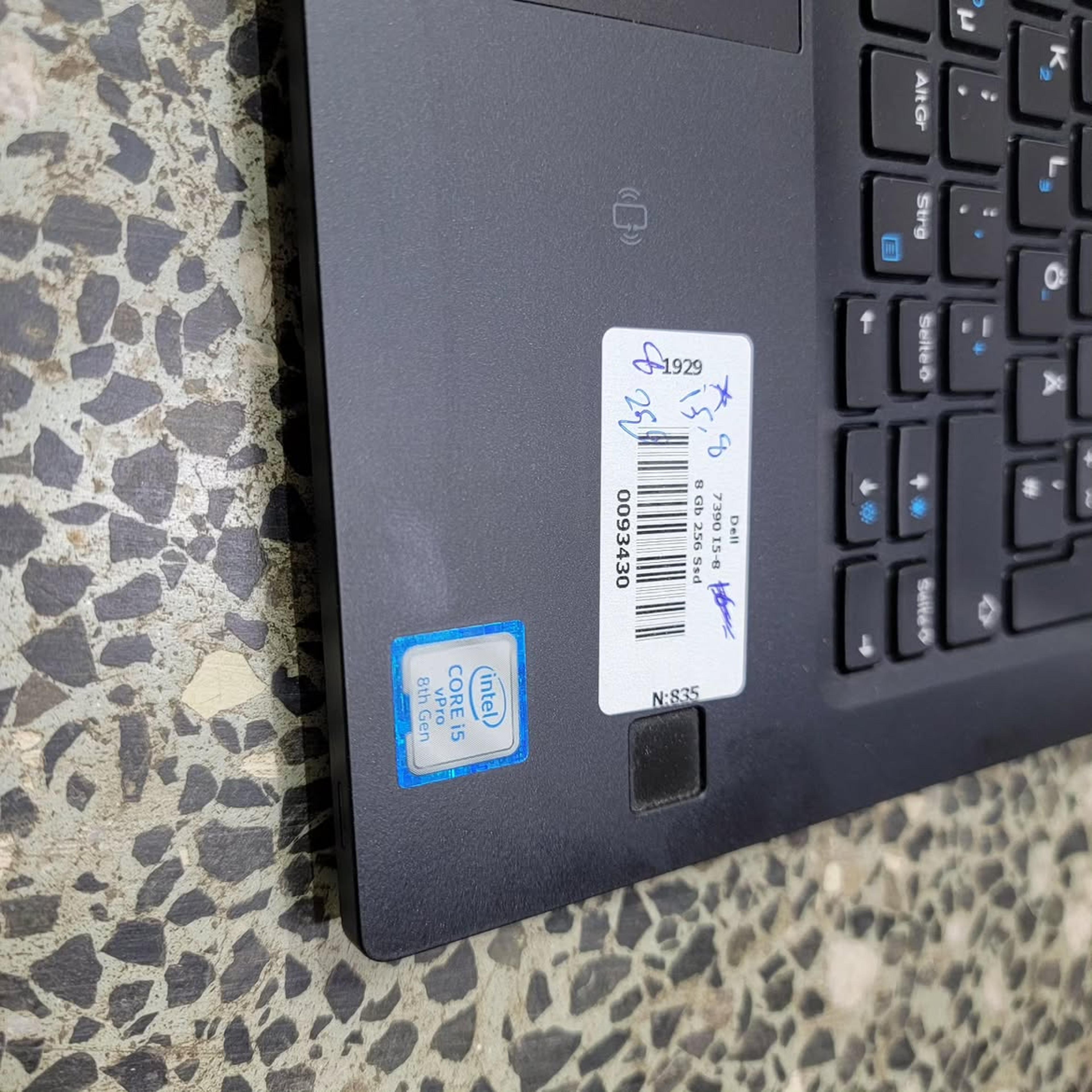 Dell Latitude 7390 - view 3