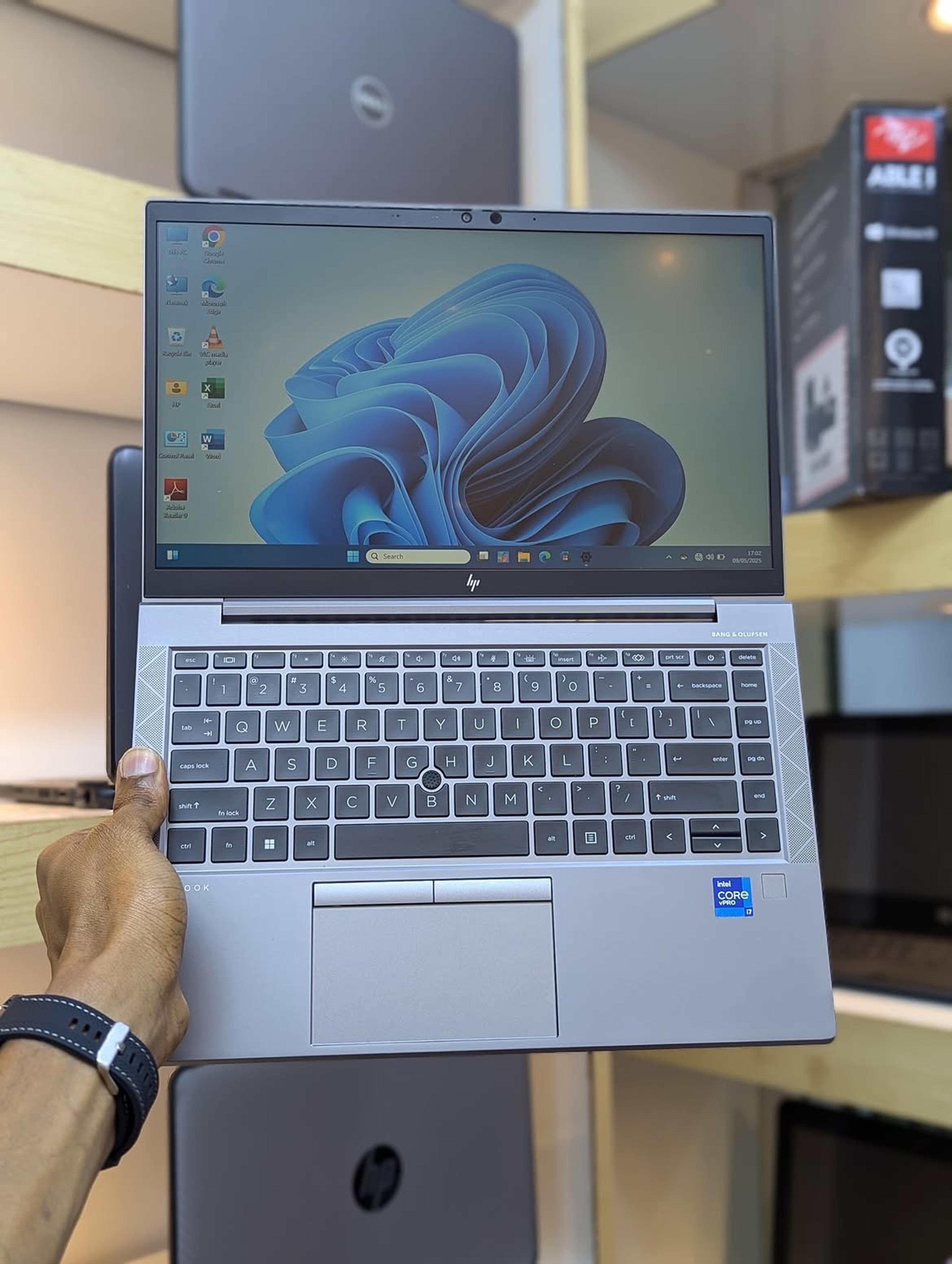 HP ZBook Firefly 14 G8 (Intel Iris Xe) - view 3