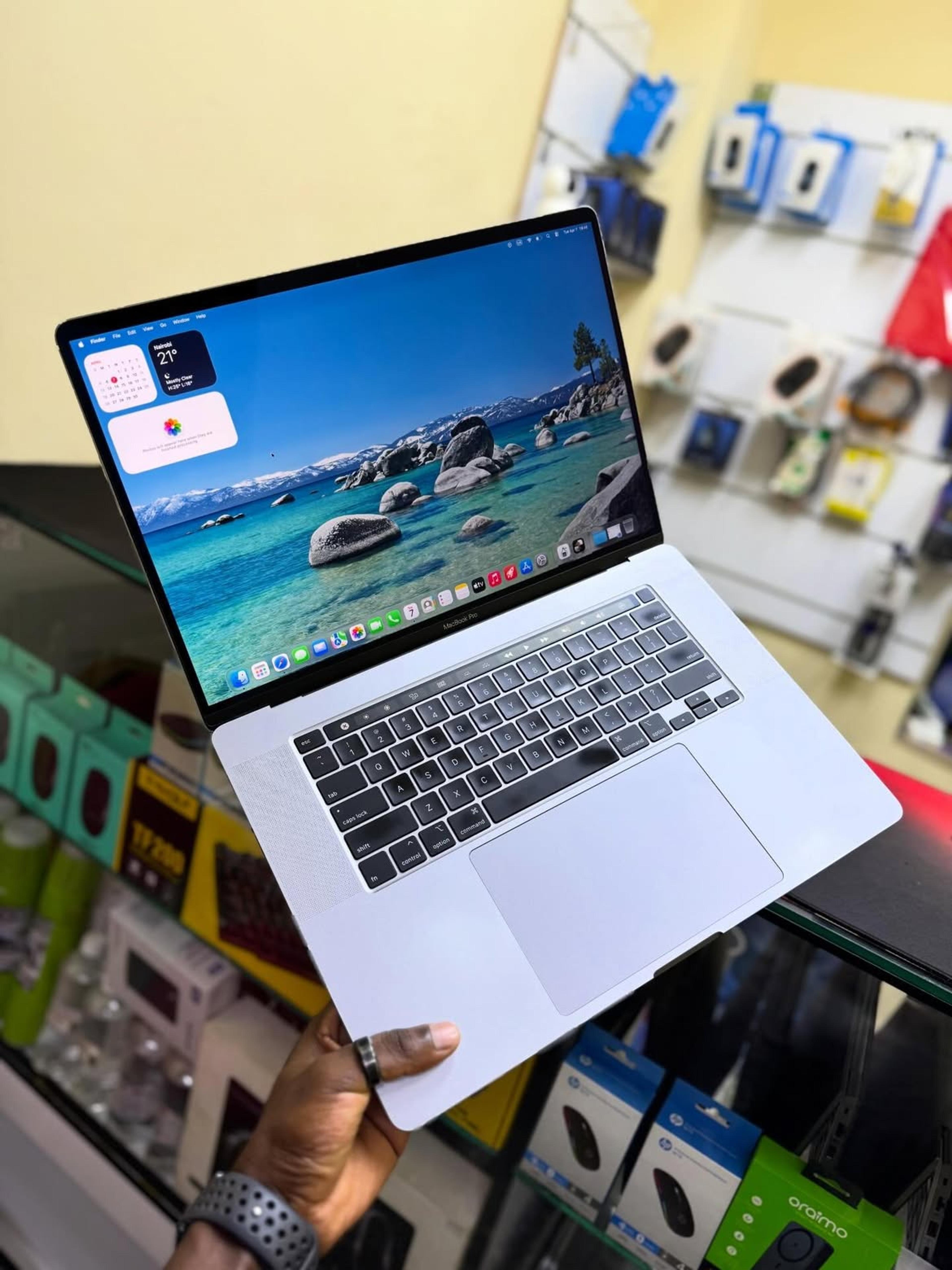 MacBook Pro 16 (2019, Radeon 4GB)  - view 3