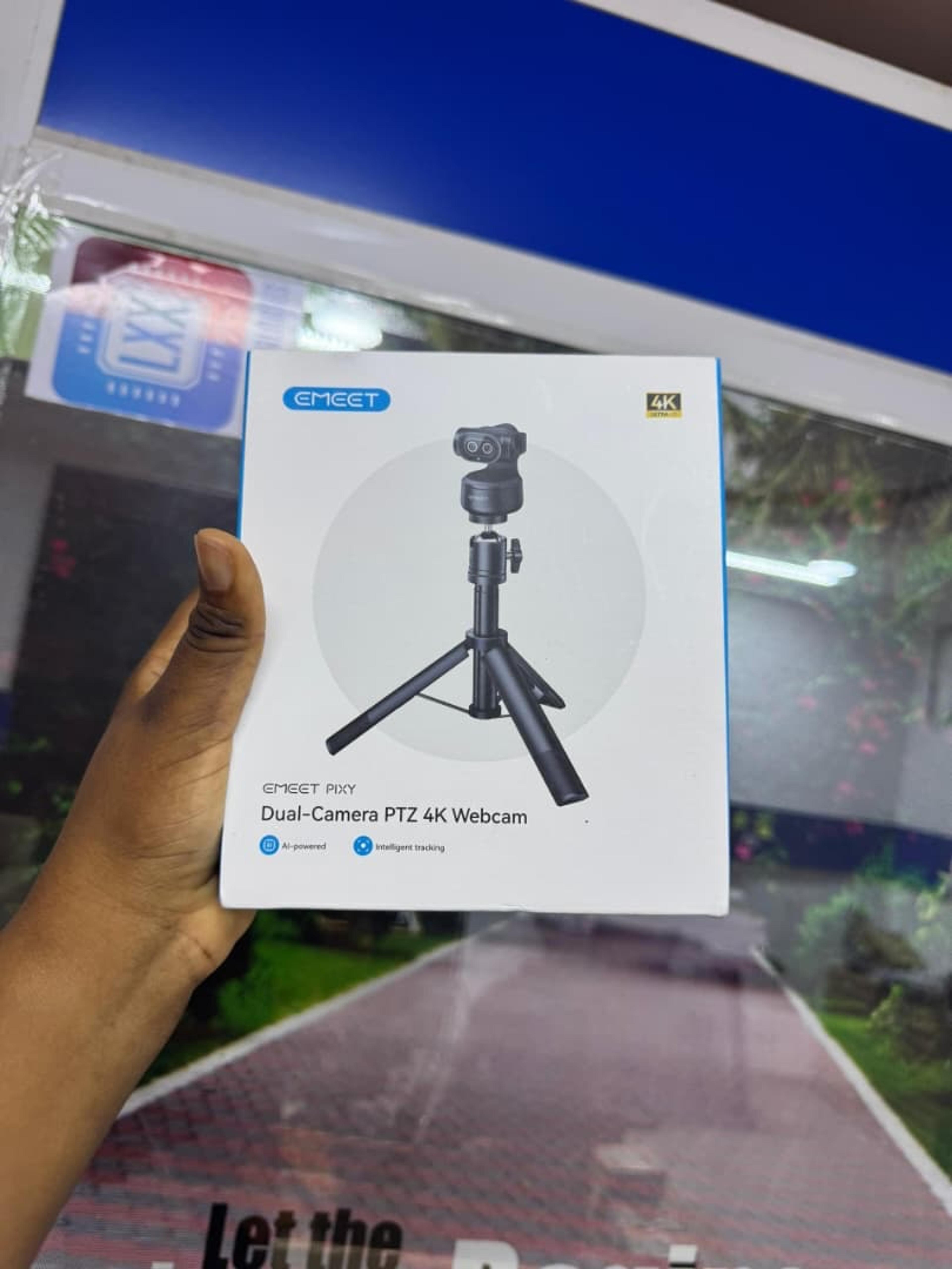 The EMEET Pixy dual-camera AI PTZ 4K webcam (with tripod support via 1/4″ mount) - view 2