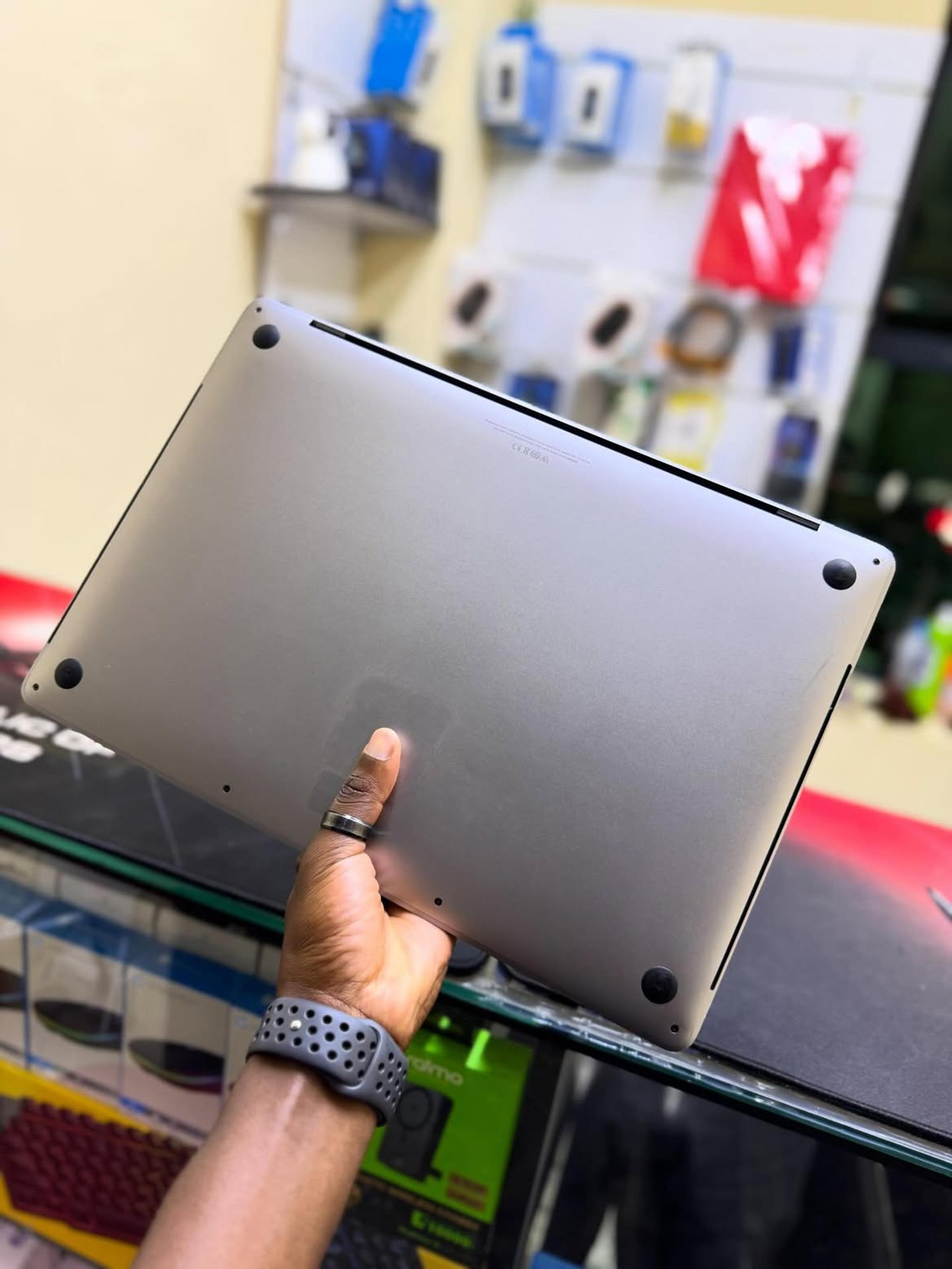 MacBook Pro 16 (2019, Radeon 4GB)  - view 4