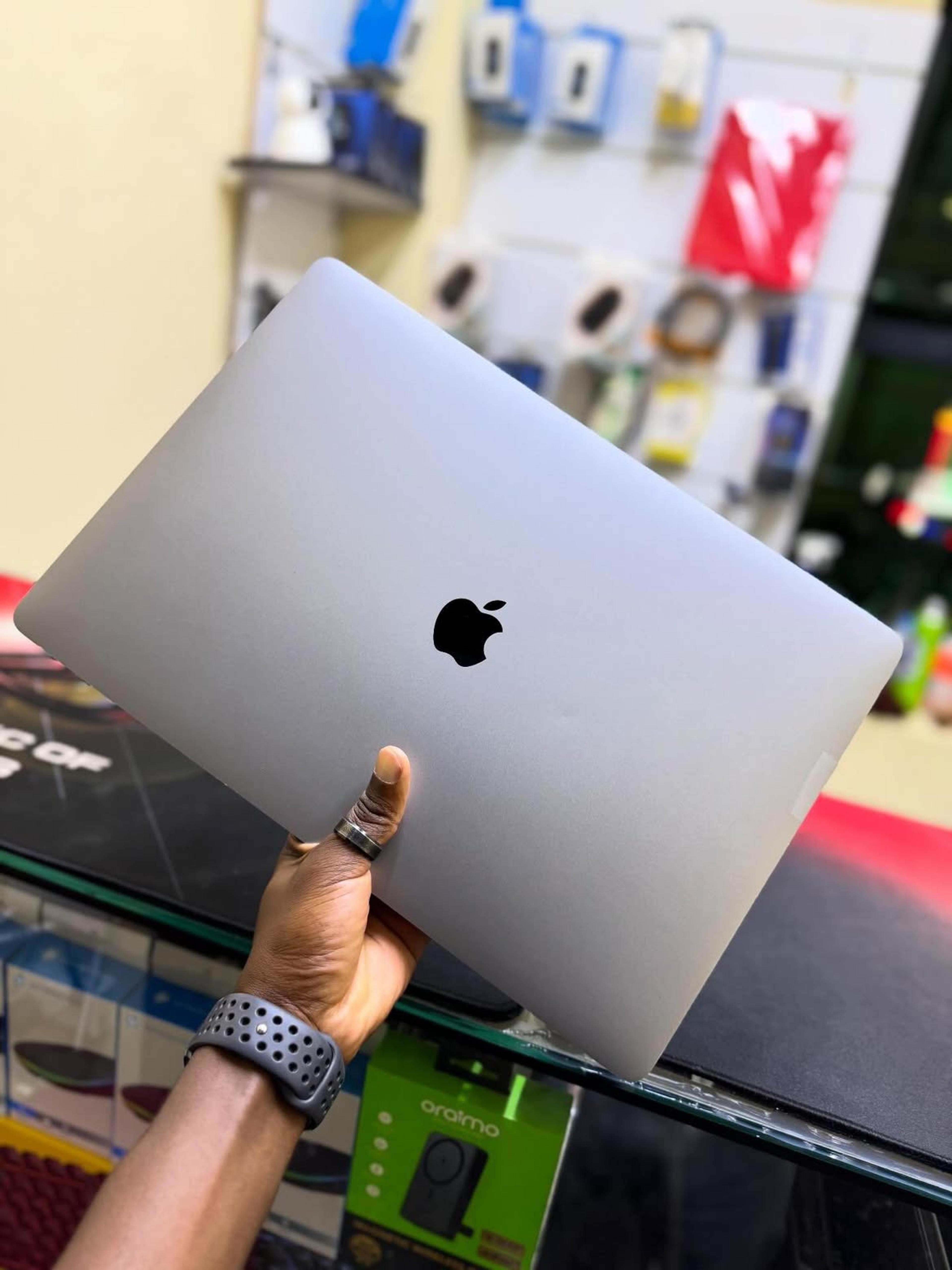 MacBook Pro 16 (2019, Radeon 4GB)  - view 2